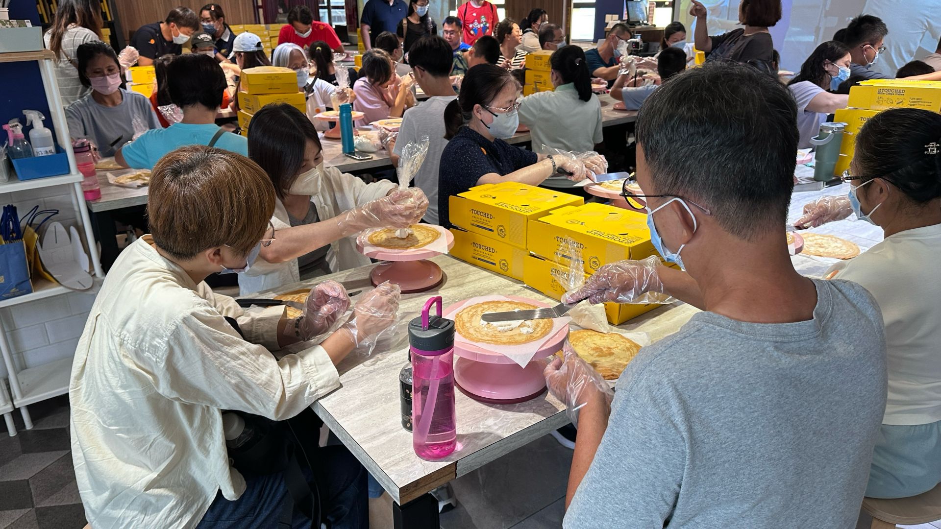 同仁及家人一起投入紓壓手作體驗,在創作過程中放鬆身心