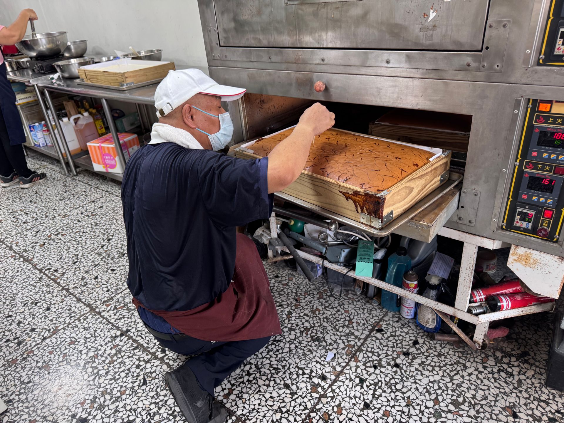 早期幾年,醫院院慶沒有準備蛋糕,賴界明便自告奮勇承擔起這份心意,從此之後,每年院慶蛋糕都由他一手包辦。