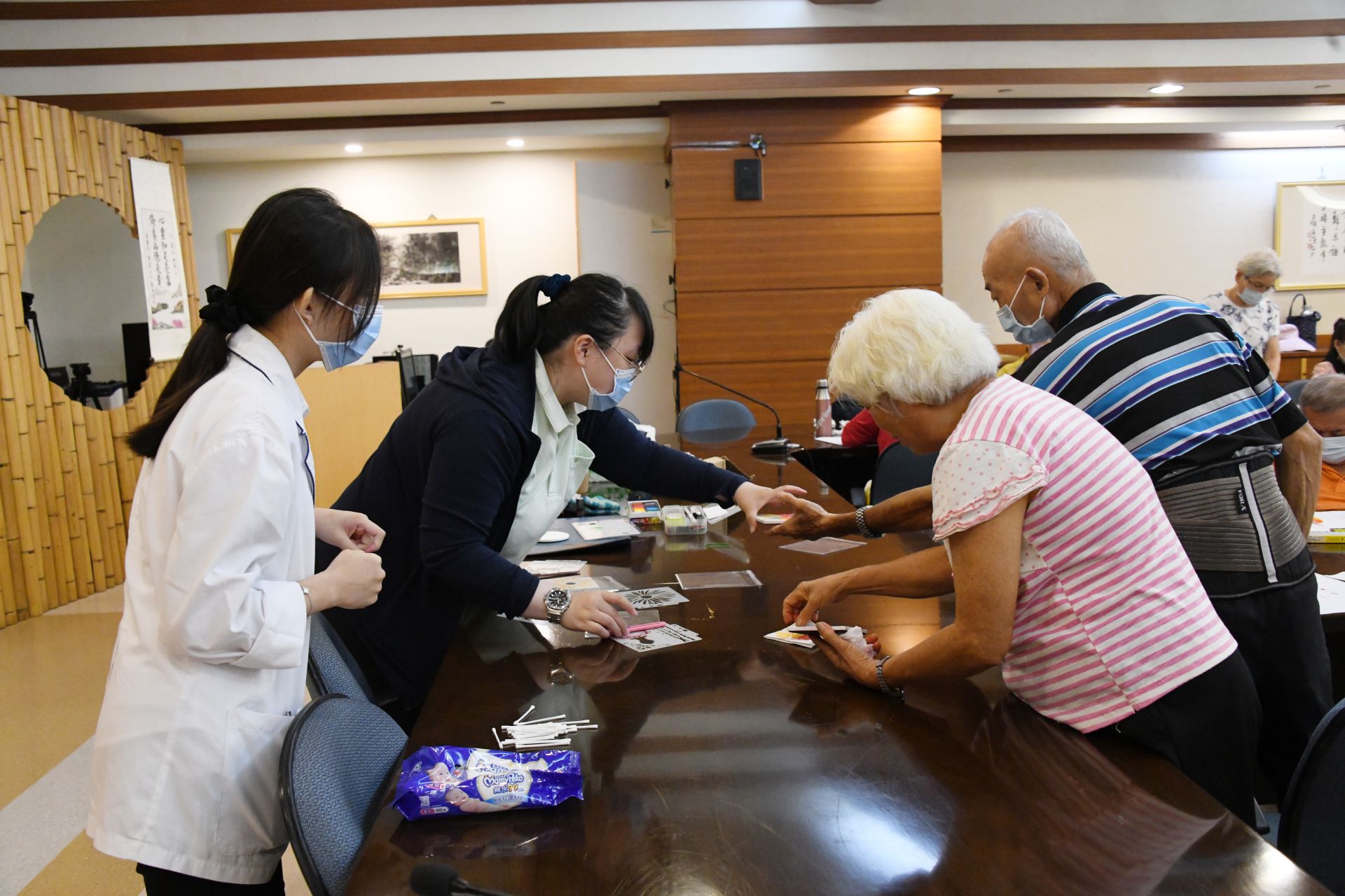 由塗育芬社工師帶領的「輕鬆玩粉彩」心靈手作環節。