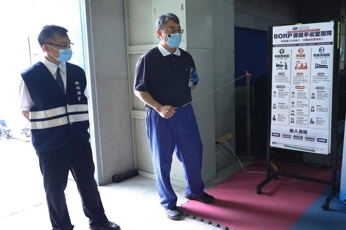 BORP備援手術室演練由洪碩穗副院長擔任總指揮官,外傷科陳家輝主任擔任說明官。