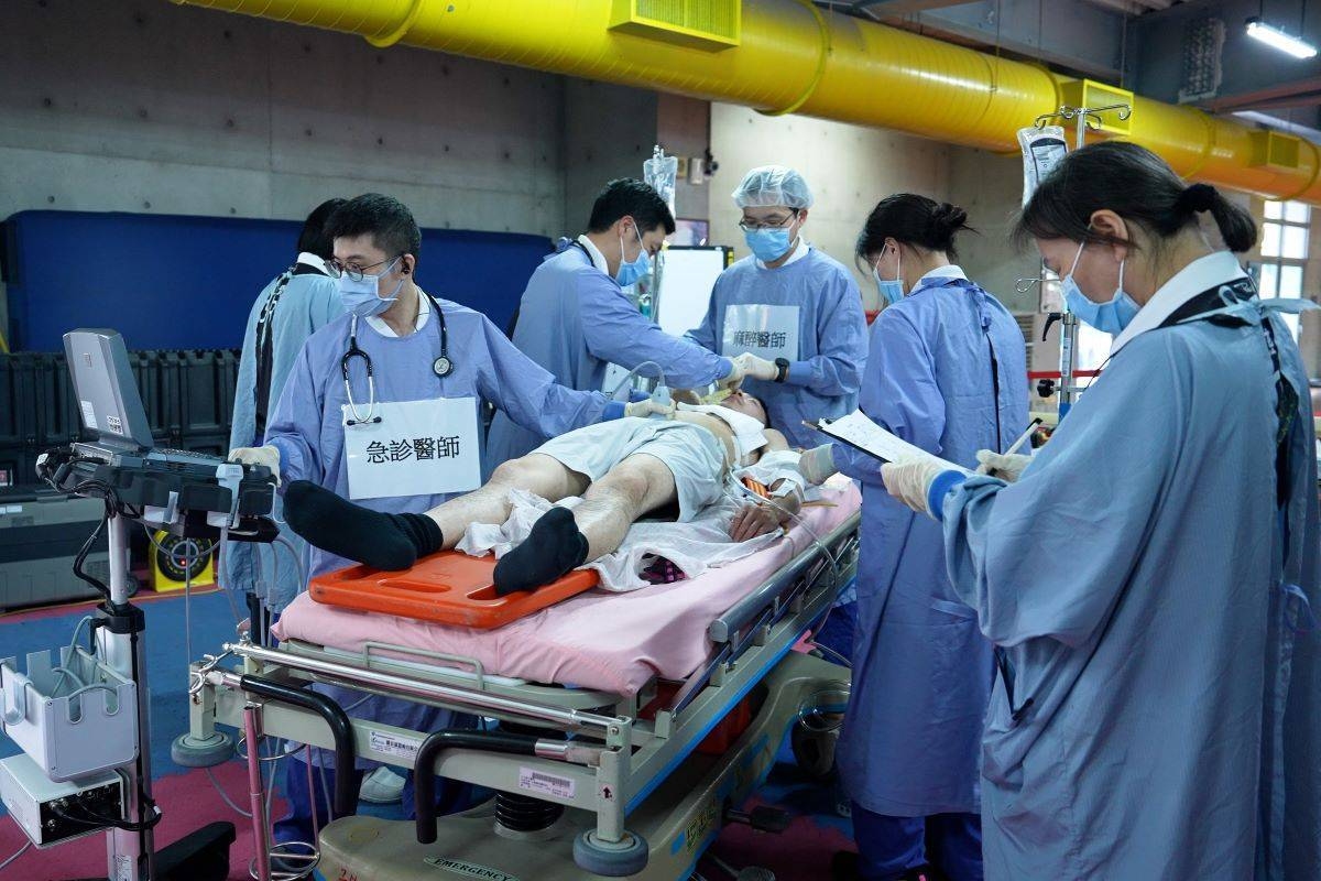 傷患送到檢傷區,醫護團隊給予緊急檢查與處置。