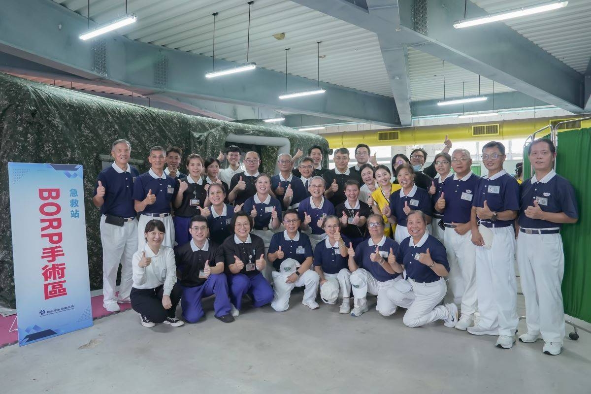 配合城鎮韌性演習,台北慈濟醫院醫護團隊共18人與慈濟志工共16人前往錦和高中參與演練。
