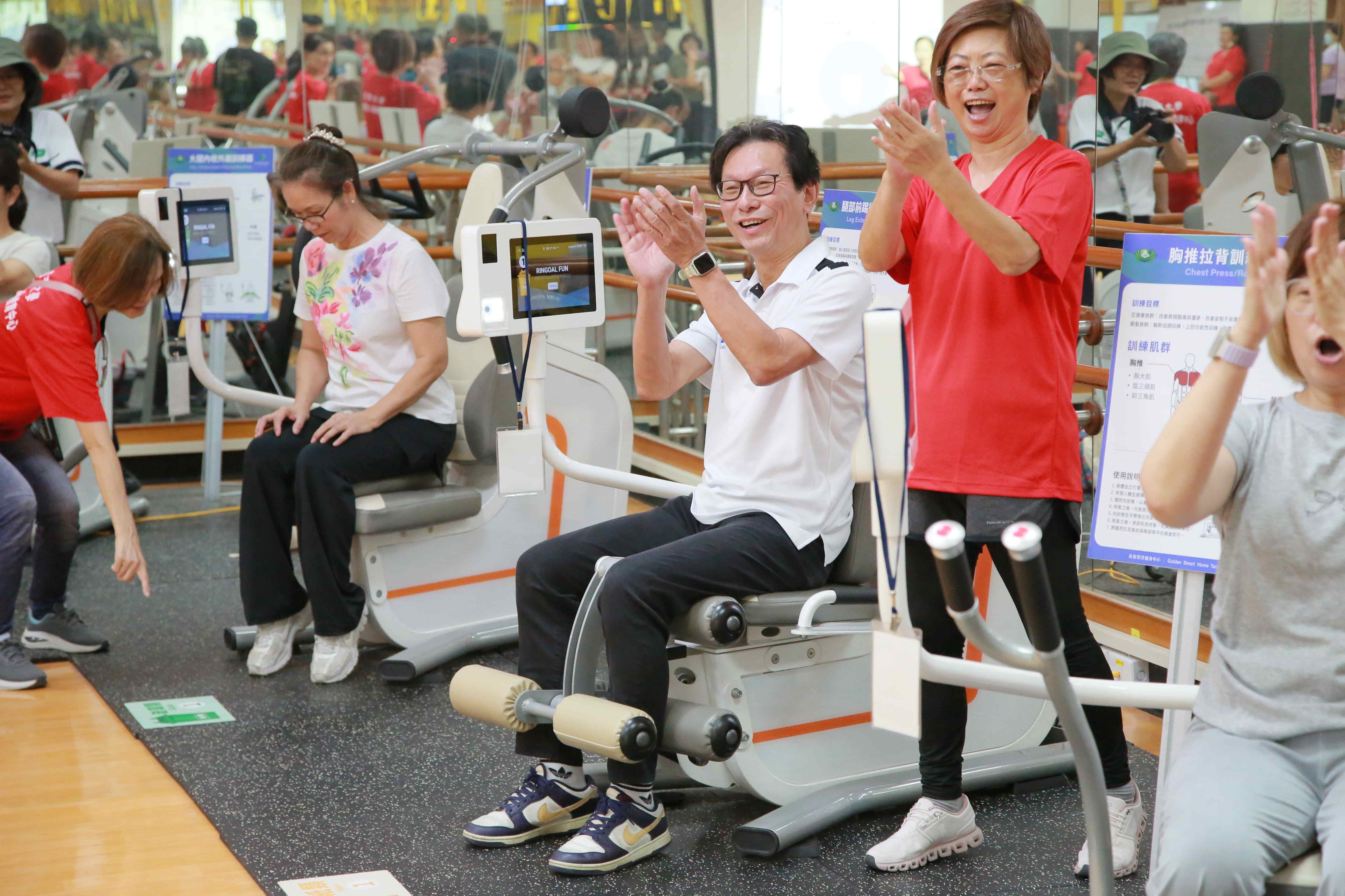 温蕙甄教授也將油壓阻力器材與趣味遊戲結合,朱家祥局長也加入體驗