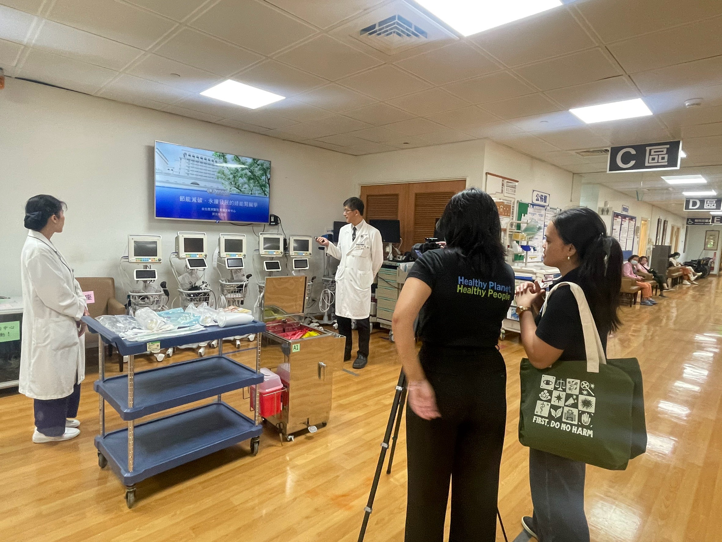 血液透析中心導入省水省電的治療模式及輕量化「人工腎臟」，透過耗材整合及塑膠回收，降低資源消耗與物流碳足跡。