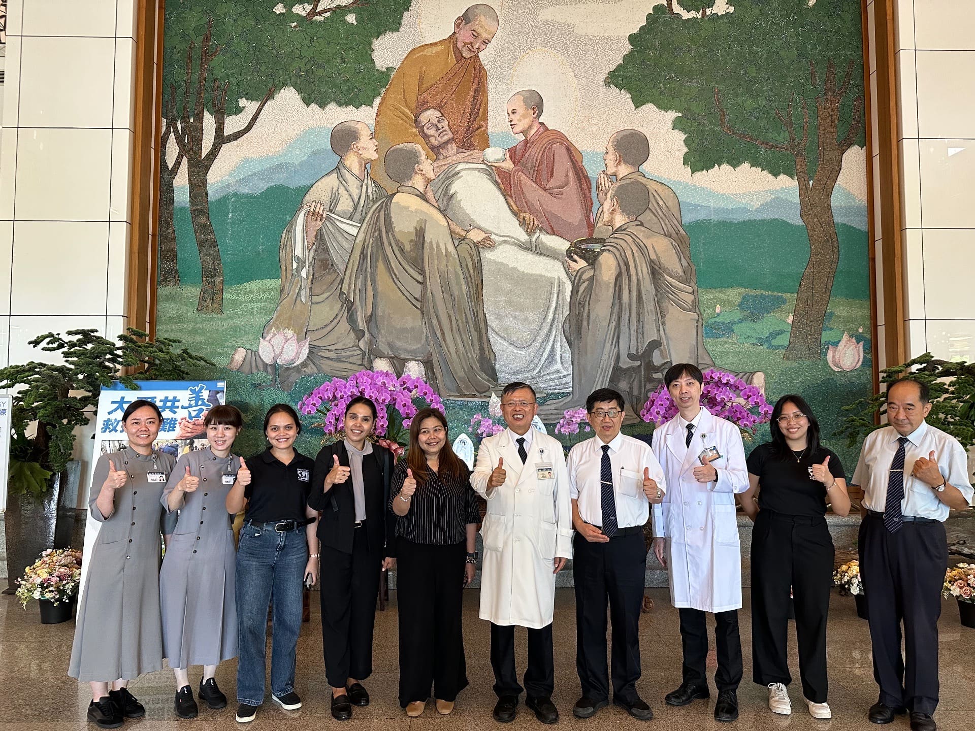 HCWH 東南亞區Norly Grace Mercado執行長(左五)率隊前來實地拍攝，身兼永續發展辦公室永續長的徐榮源副院長(右五)帶領團隊熱烈歡迎。