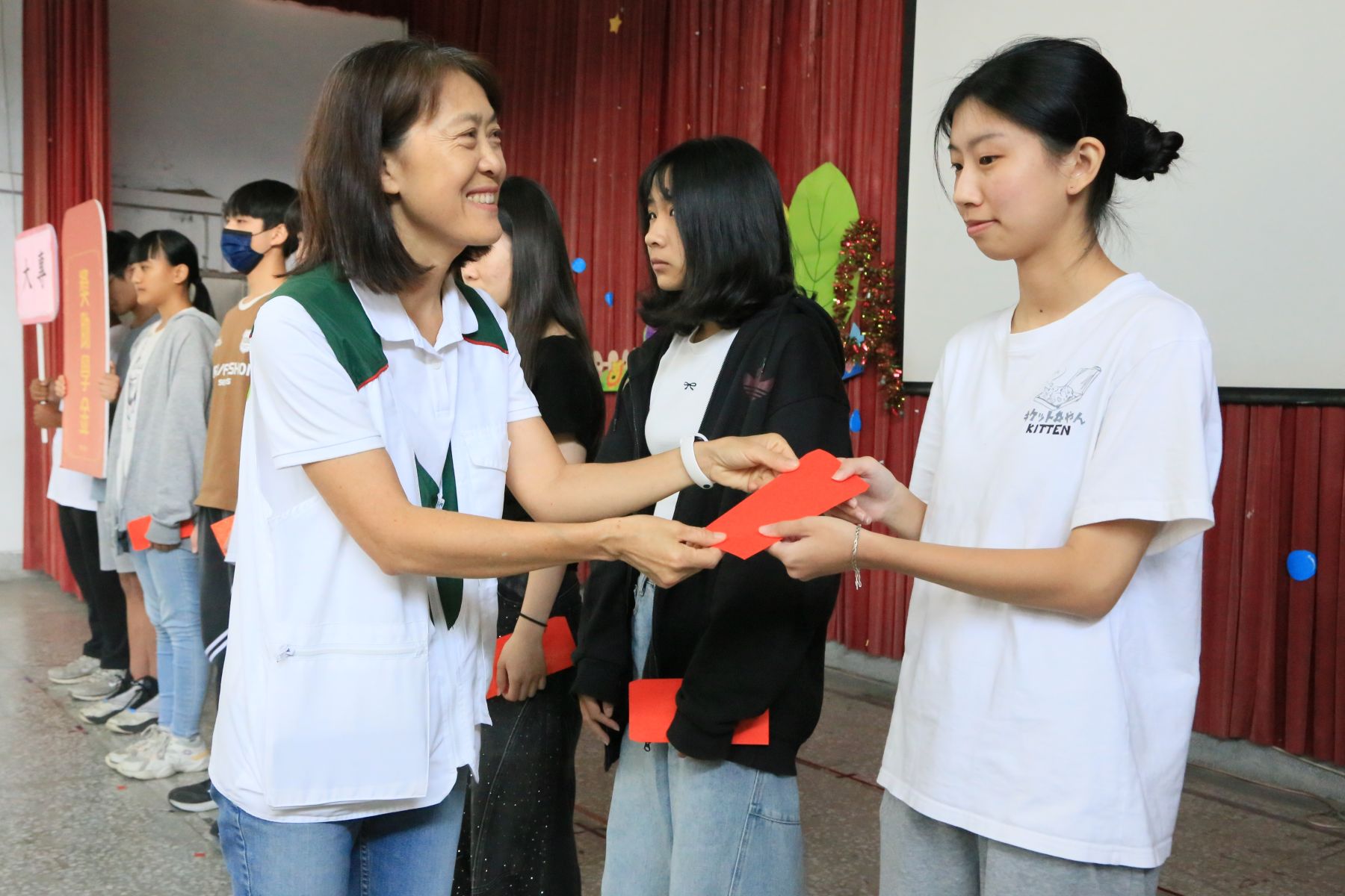 花蓮家扶玉里服務處為花蓮南邊四鄉鎮的弱勢家庭學子頒發獎助學金