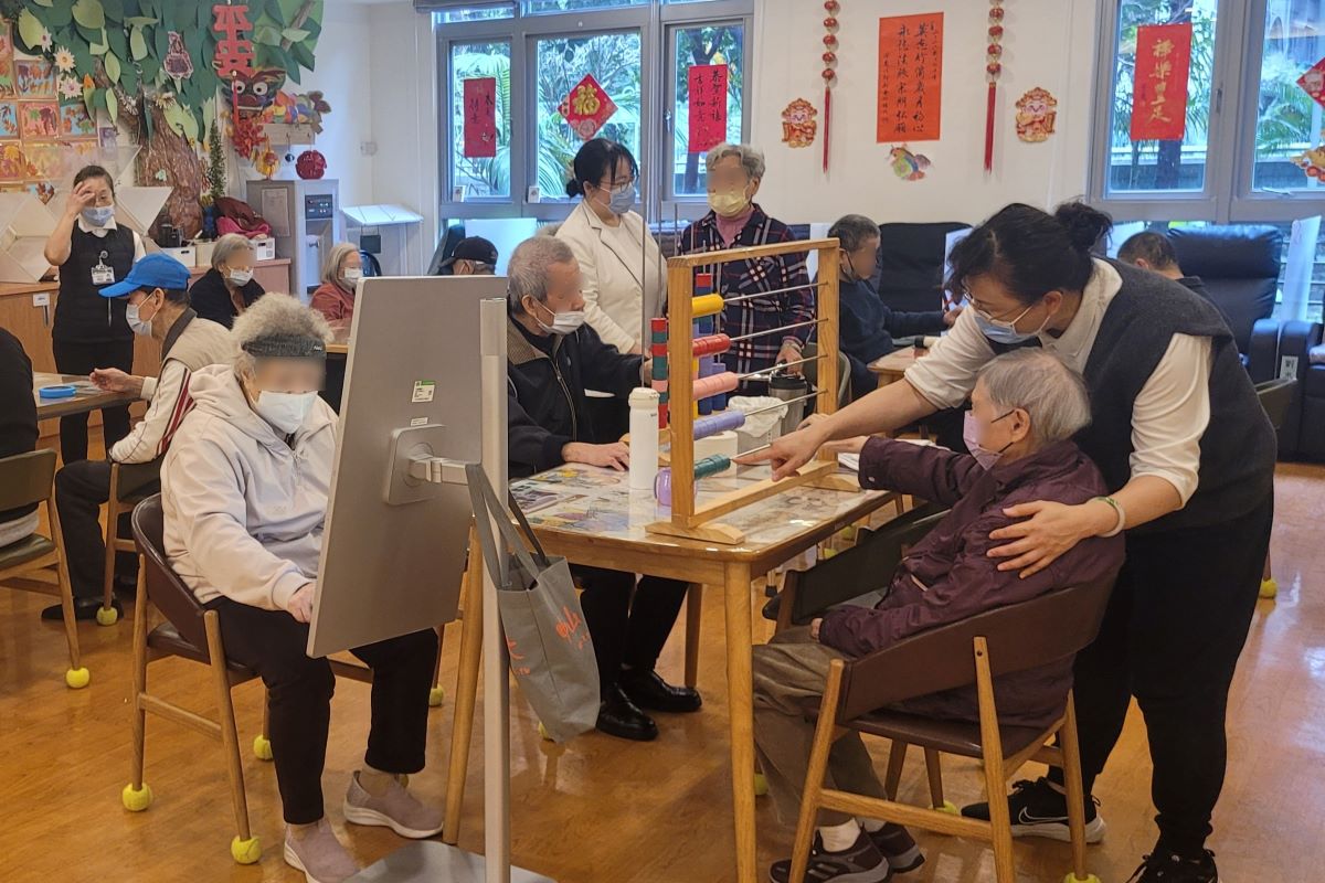 日照中心團隊目前規劃超過50種課程,將復能訓練以遊戲方式融入生活。