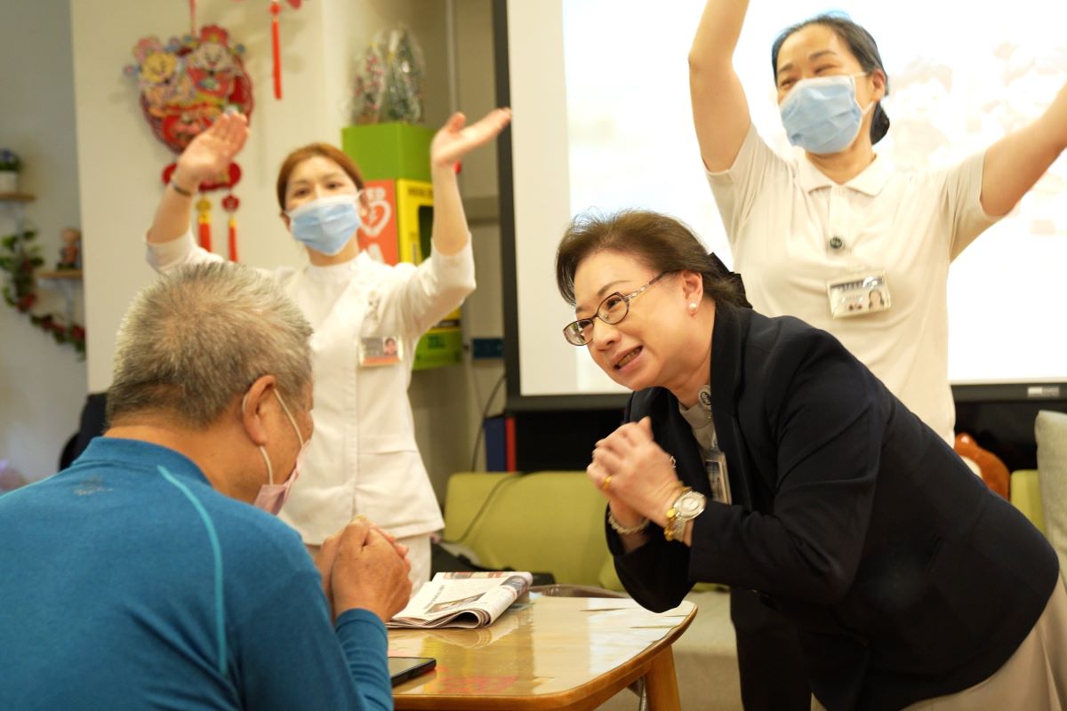 李孟蓉副主任認為日照中心除了提供照護,重要的是透過了解每一位長者的需求,讓他們保有自己的生活步調與尊嚴。