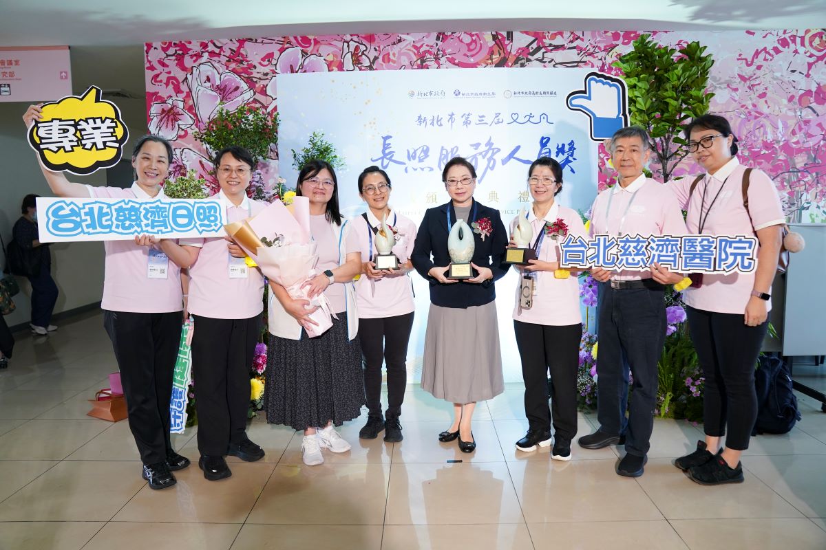 簡珮瑜居家服務督導員(右三)、張舒婷個案管理師(左四)亦獲得「個人菁英獎」肯定。