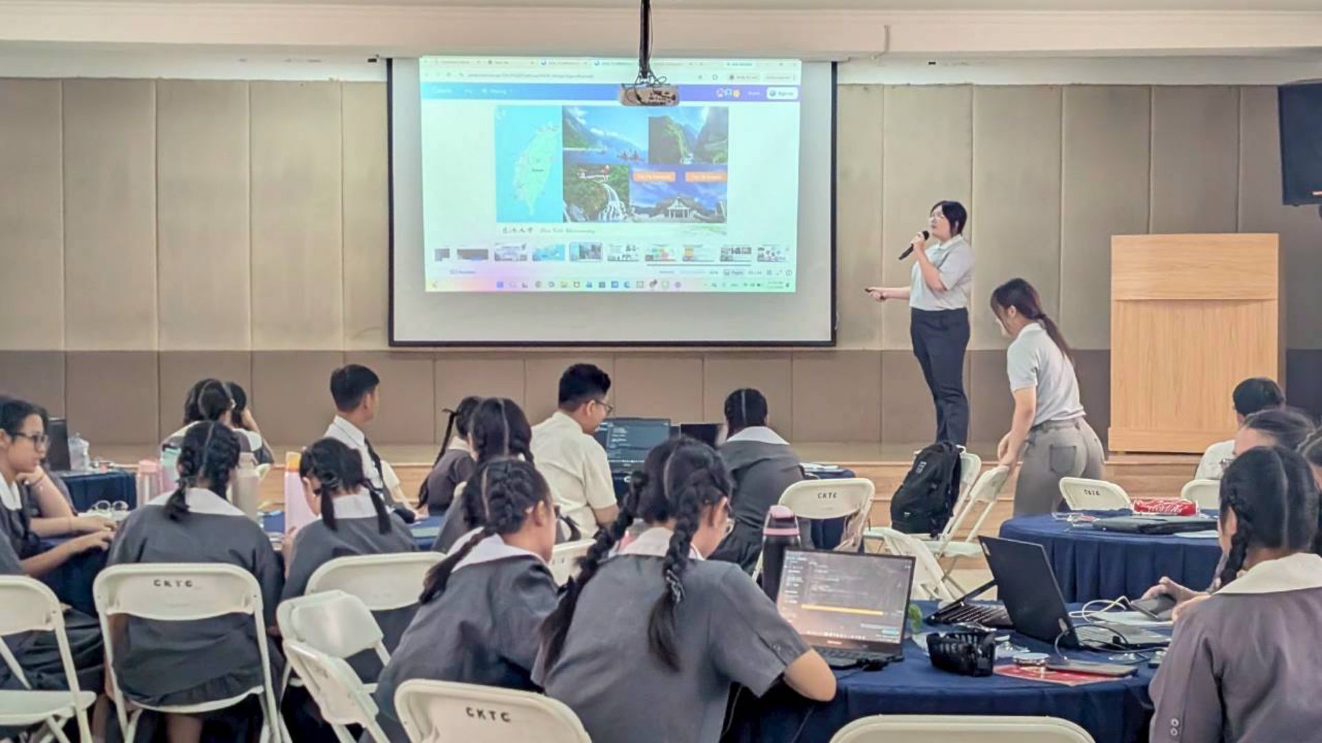 醫工系大三蕭玉慈同學在台上講課,並介紹花蓮及慈濟大學的獎學金。