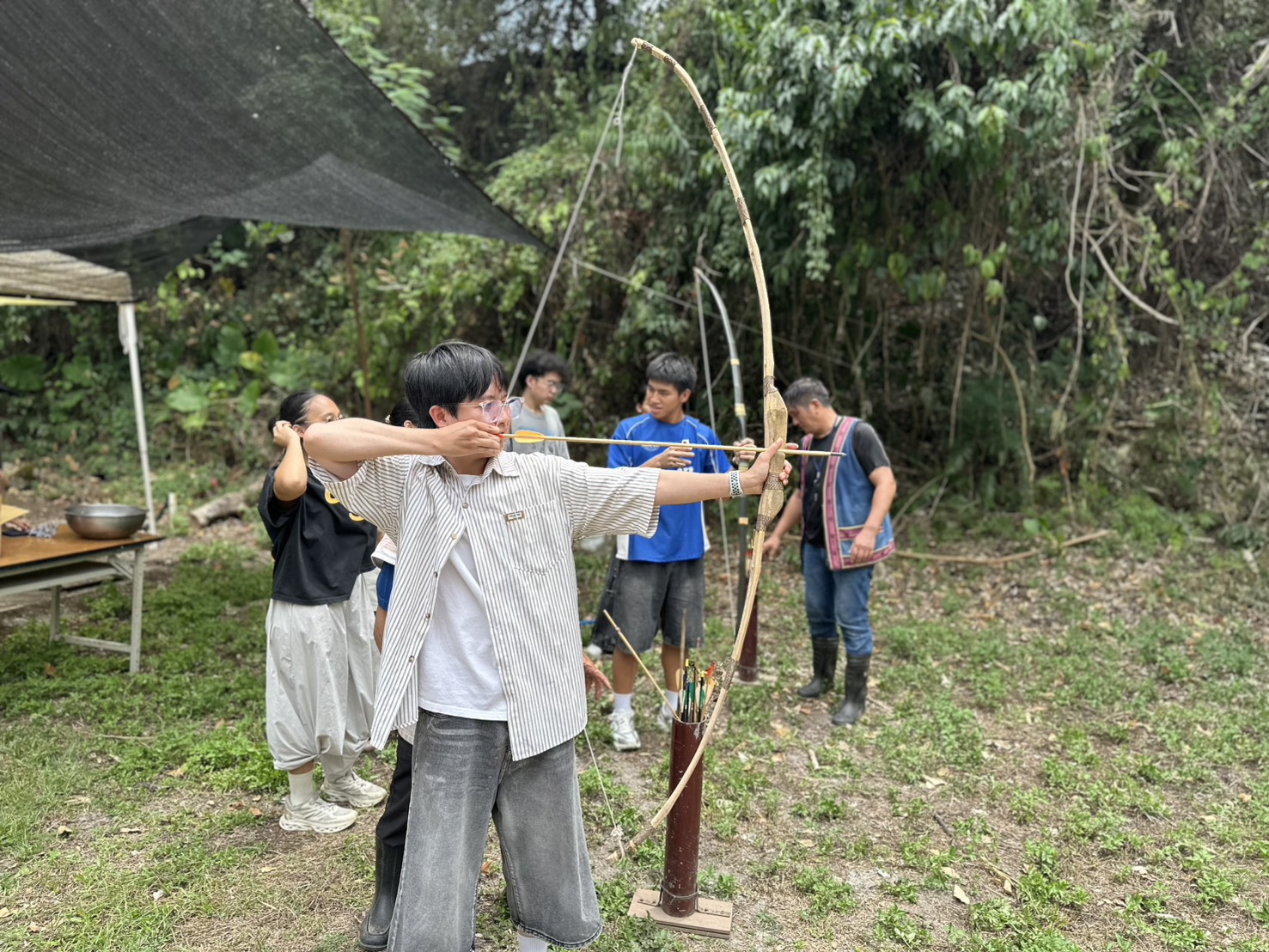 學員體驗操作傳統弓箭