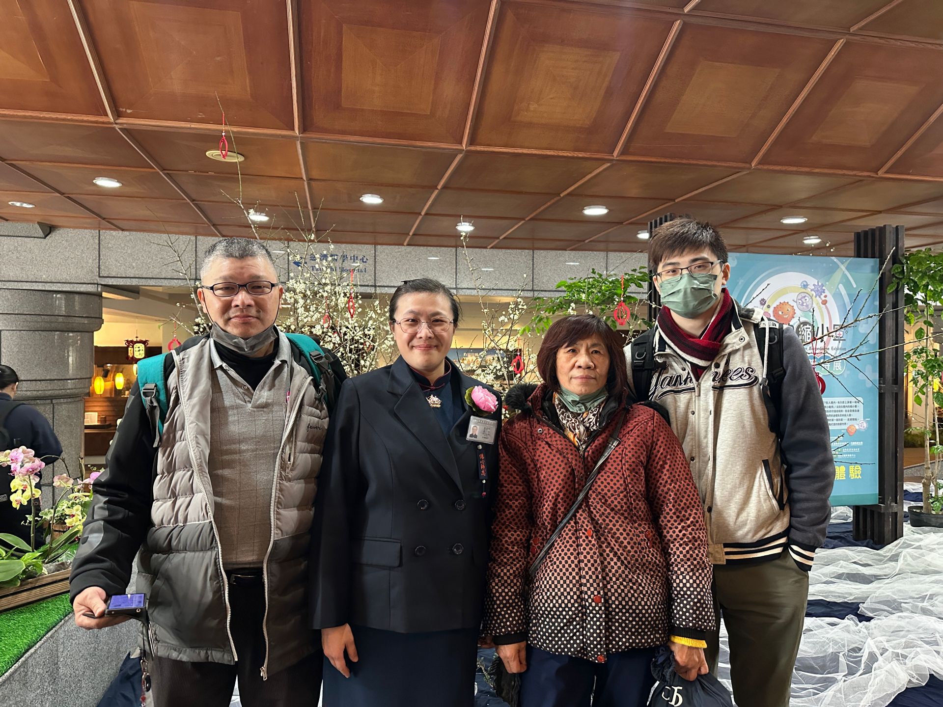 葉姿吟師姊與母親(右二)