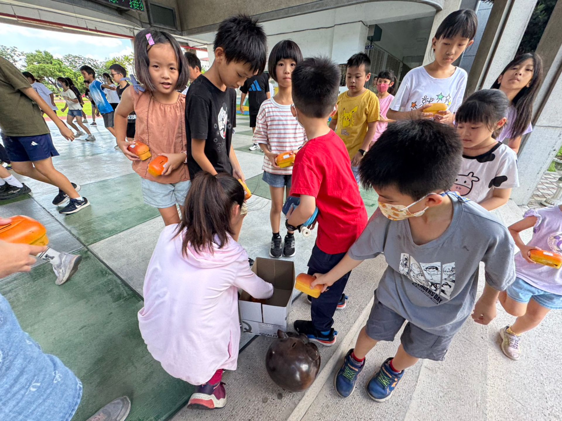 社皮國小每學期在全校18個班級及行政單位放置「愛的麵包」,連校長室也不例外,師長從日常生活帶領孩子認識世界兒童處境,學習關心他人、樂於付出的品格。
