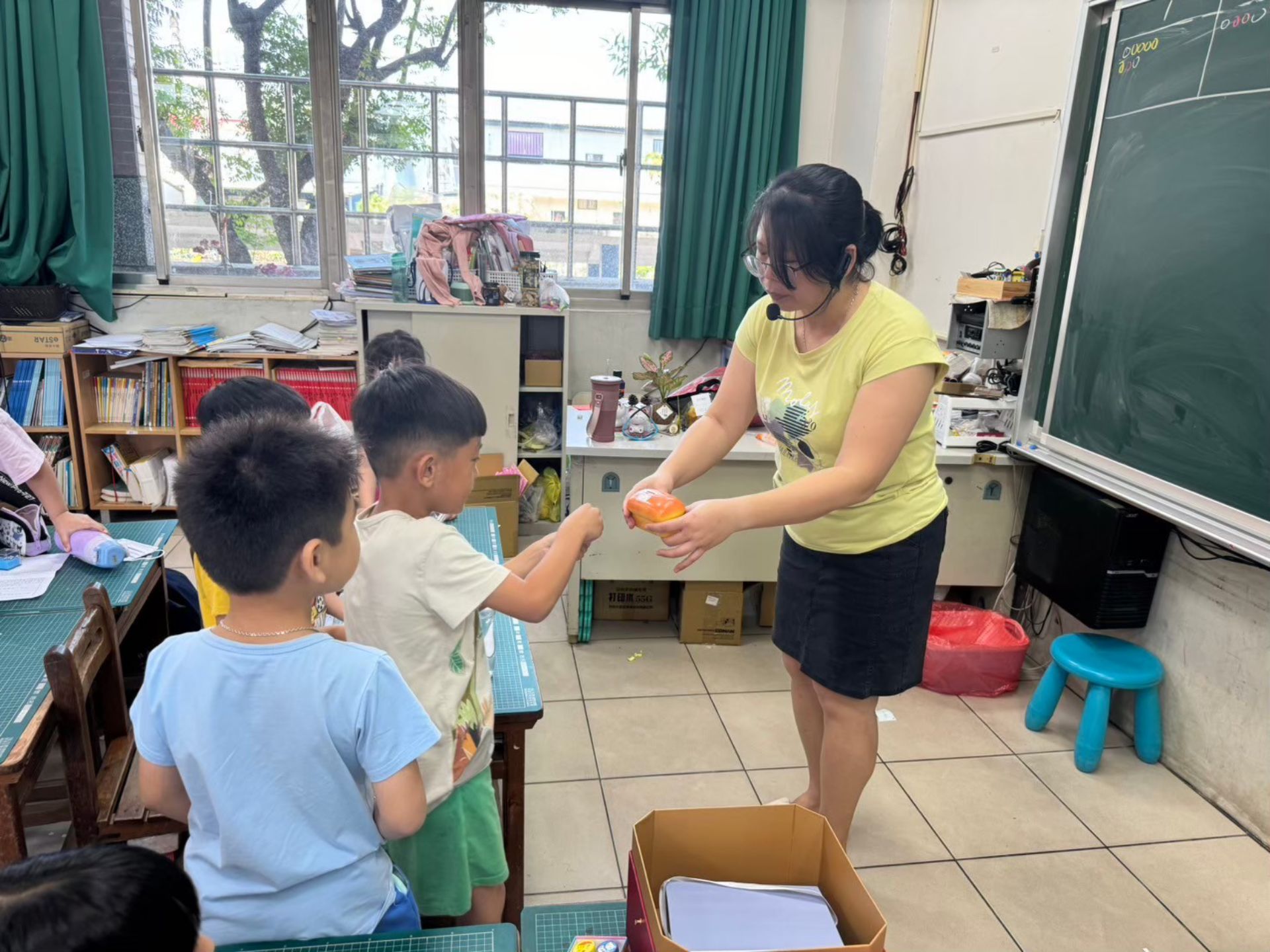 社皮國小學務主任林郁琪將金融基礎教育融入公益行動,引導孩子思考剩餘金錢的運用,鼓勵將多出的錢投入「愛的麵包」,從生活中實踐分享與付出的價值。