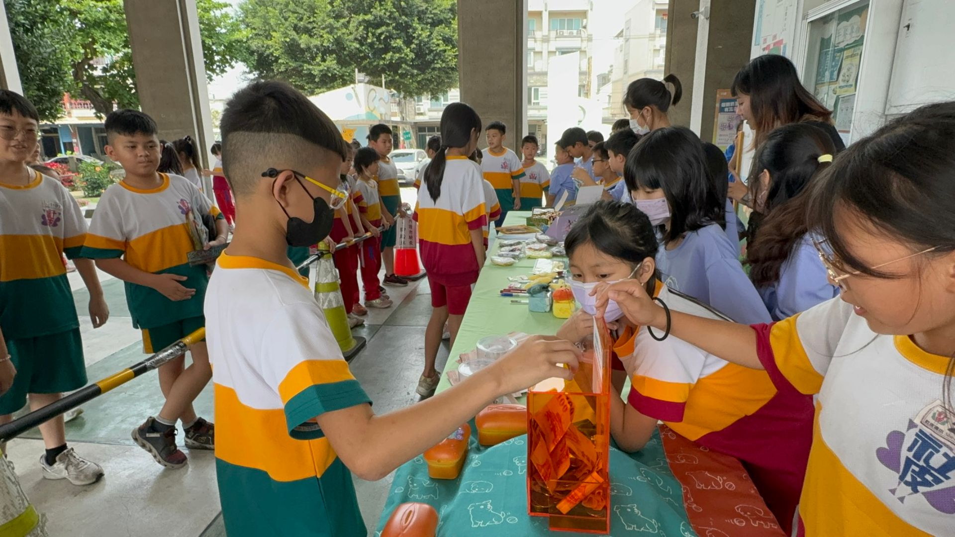 面對緬甸震災,社皮國小孩子也用自己的方式表達關心,主動拿出零用錢響應台灣世界展望會的震災募款行動,從一次小小的決定,學習將對遠方災民的關懷化為行動。