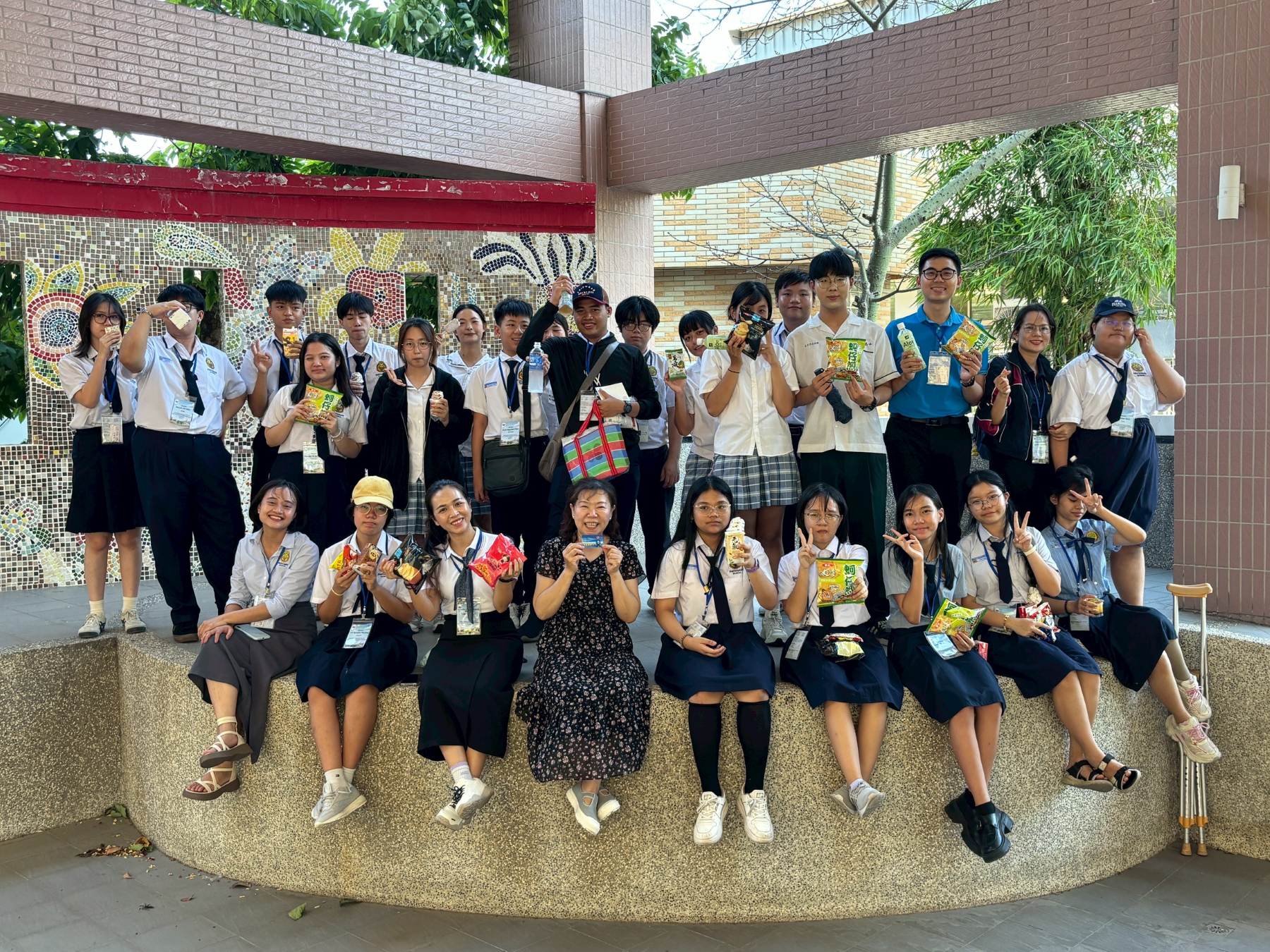 新豐高中學生與越南來訪學生分享台灣零食