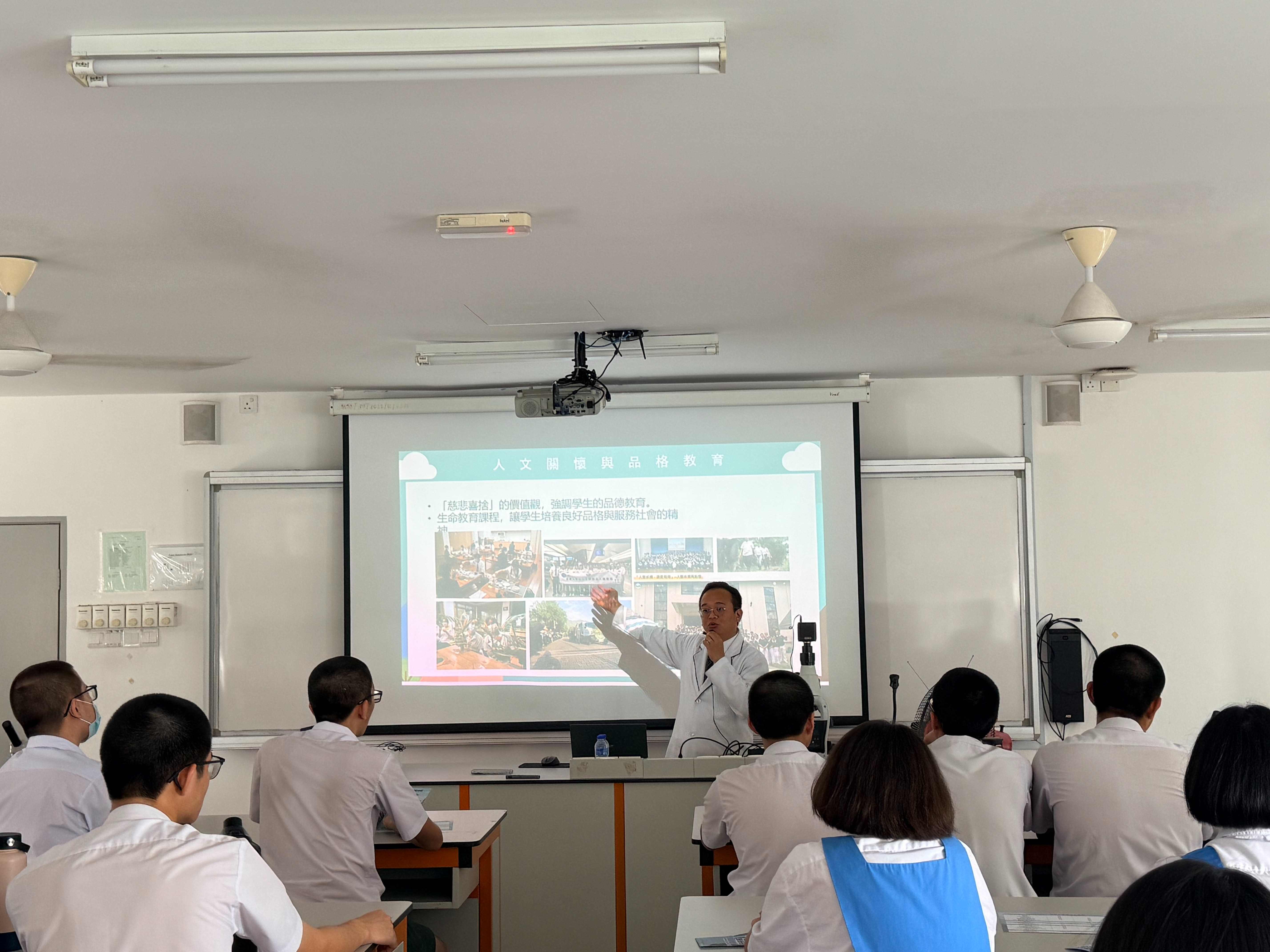 楊子慶老師把握活動交流機會,向學生介紹慈濟大學的辦學特色、學習環境及相關科系。