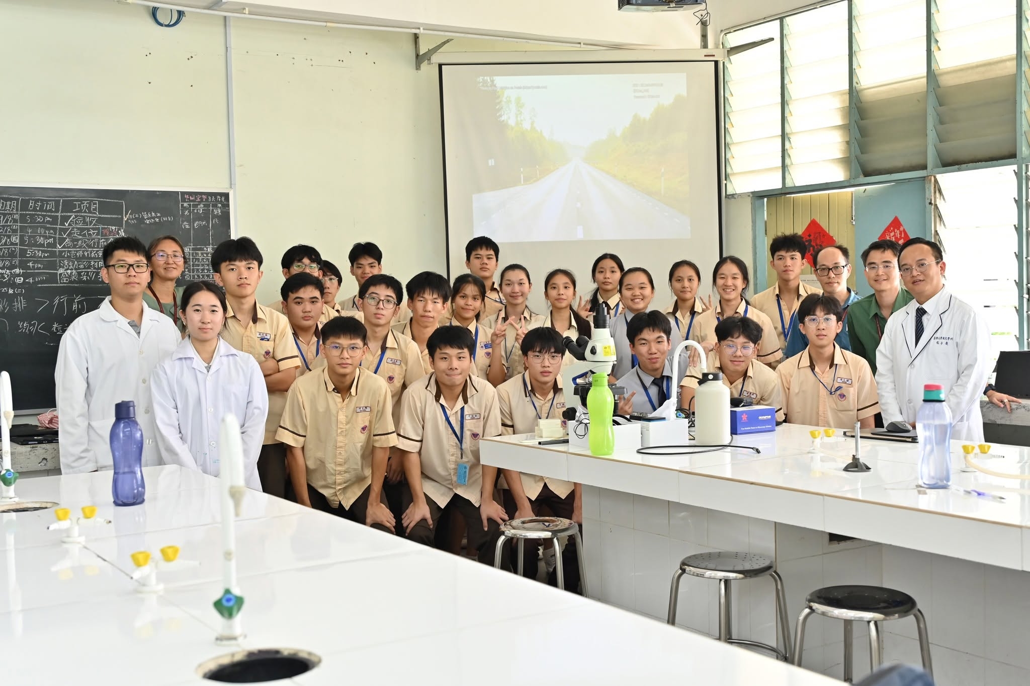 慈濟大學師生與參與學生一同合影留念,為充滿探索、實作與交流的科學學習之旅留下珍貴回憶。