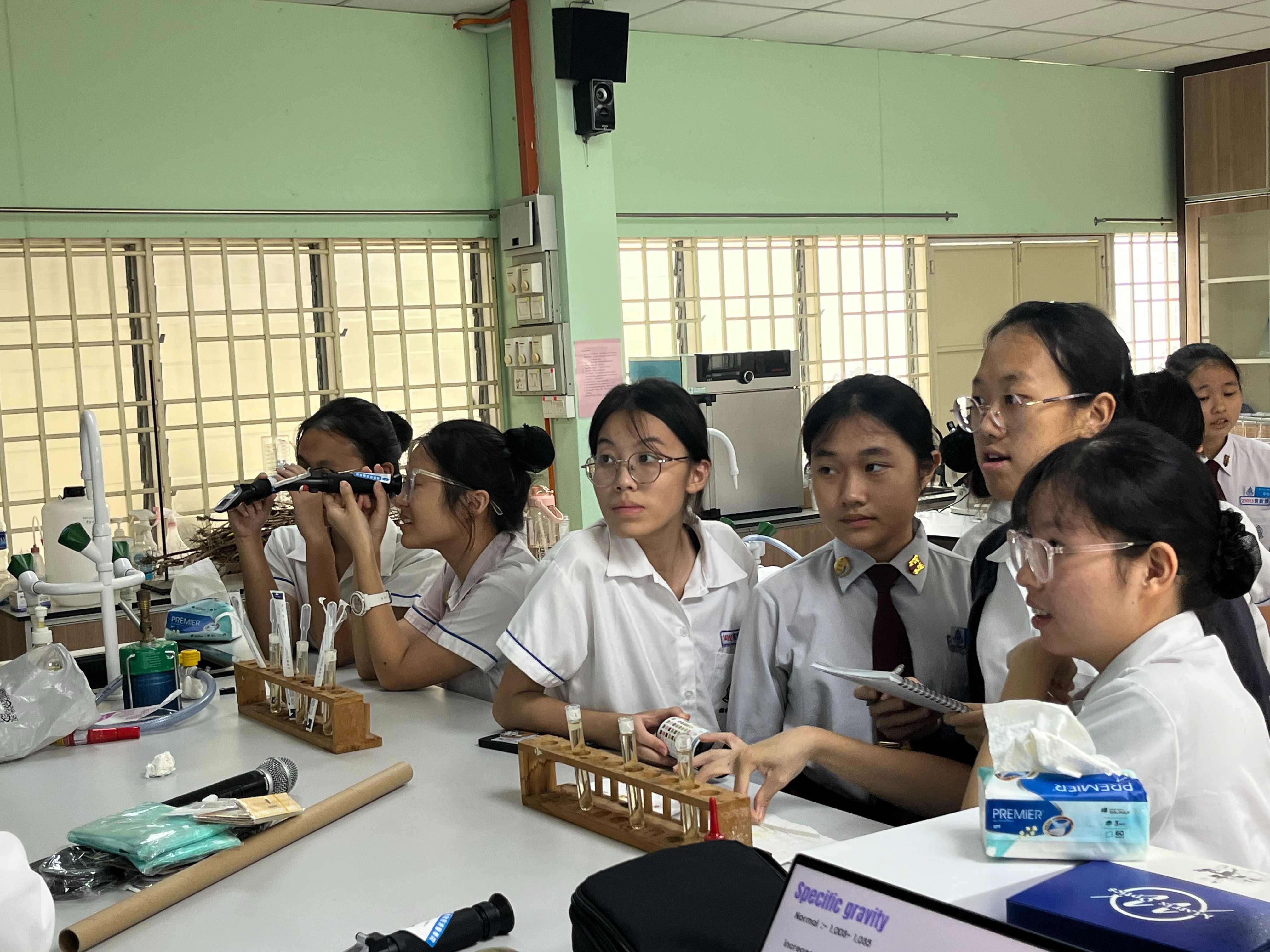 學生們透過尿液試紙進行尿液檢測,仔細觀察各項指標的顏色變化。