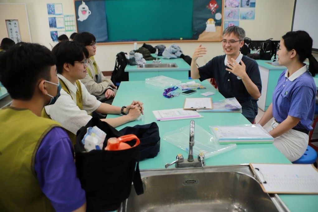 志工蔡宏杰(右二)與慈青分享偏鄉課輔經驗。