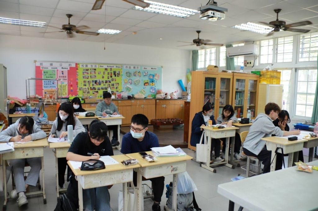 慈青在教室裡,一對一陪伴六龜中學的孩子。