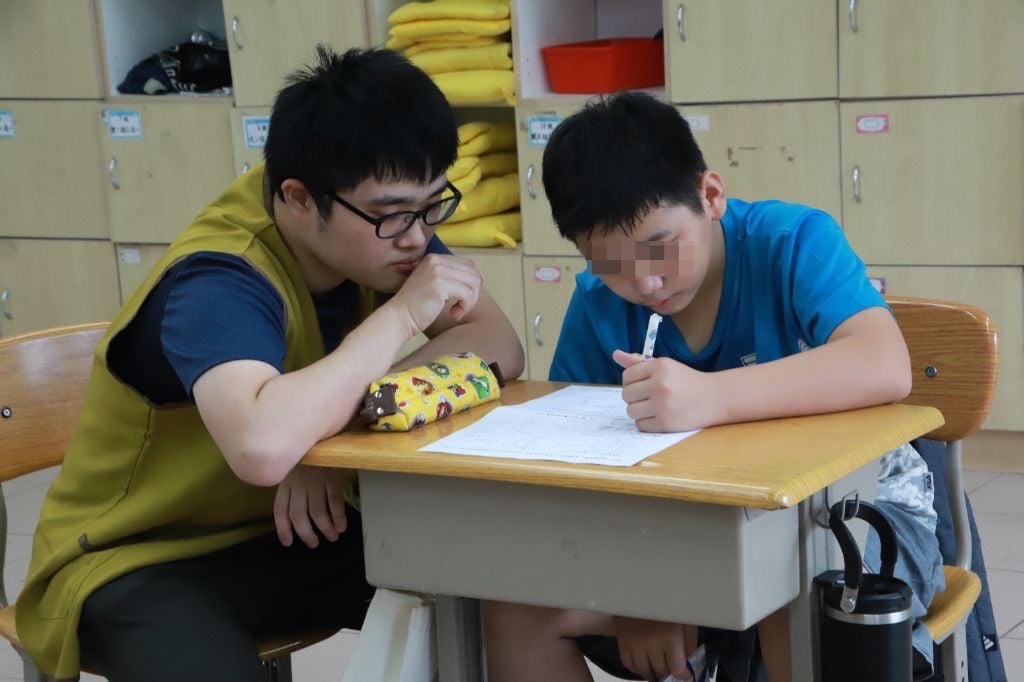 參與六龜課輔的大學生,利用自己假日休假時間,來到偏鄉陪伴小朋友。