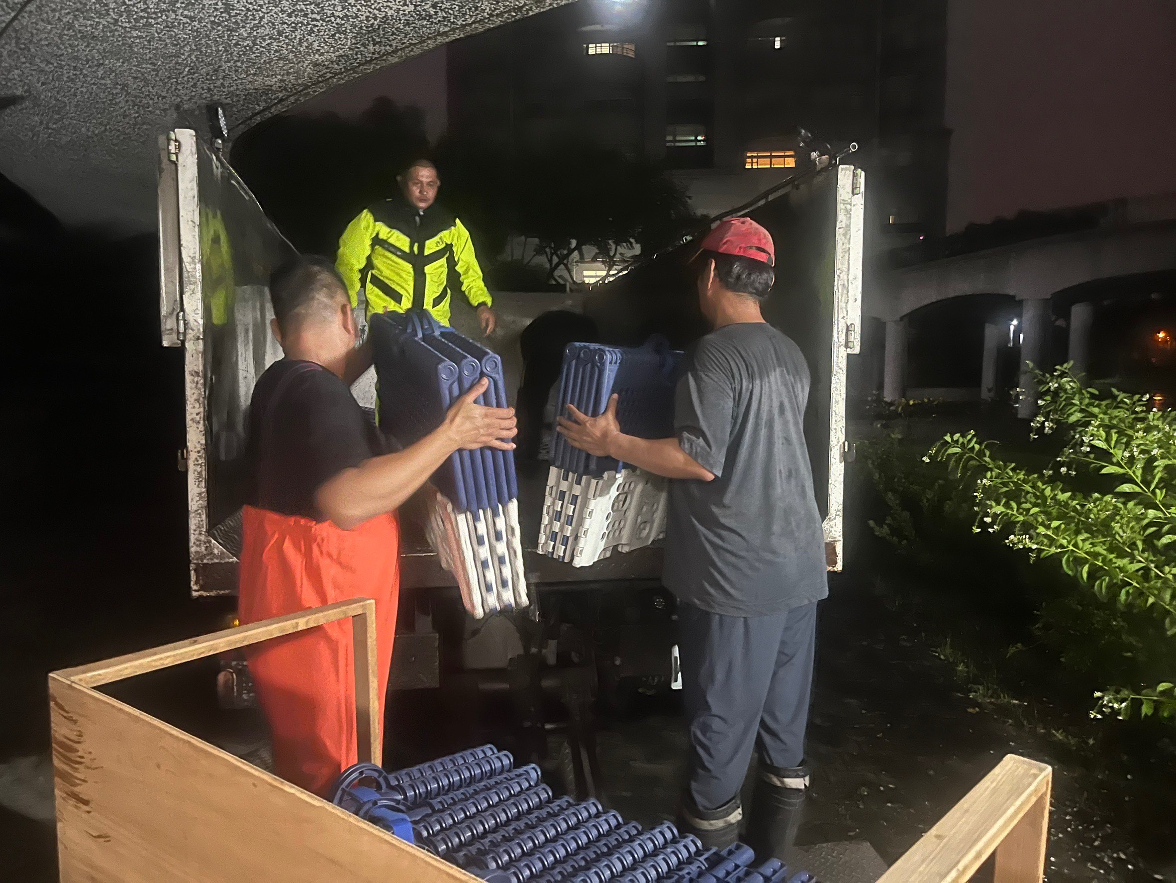 雨中的溫暖守護 花蓮慈濟提供福慧床及隔屏關懷被安置民眾