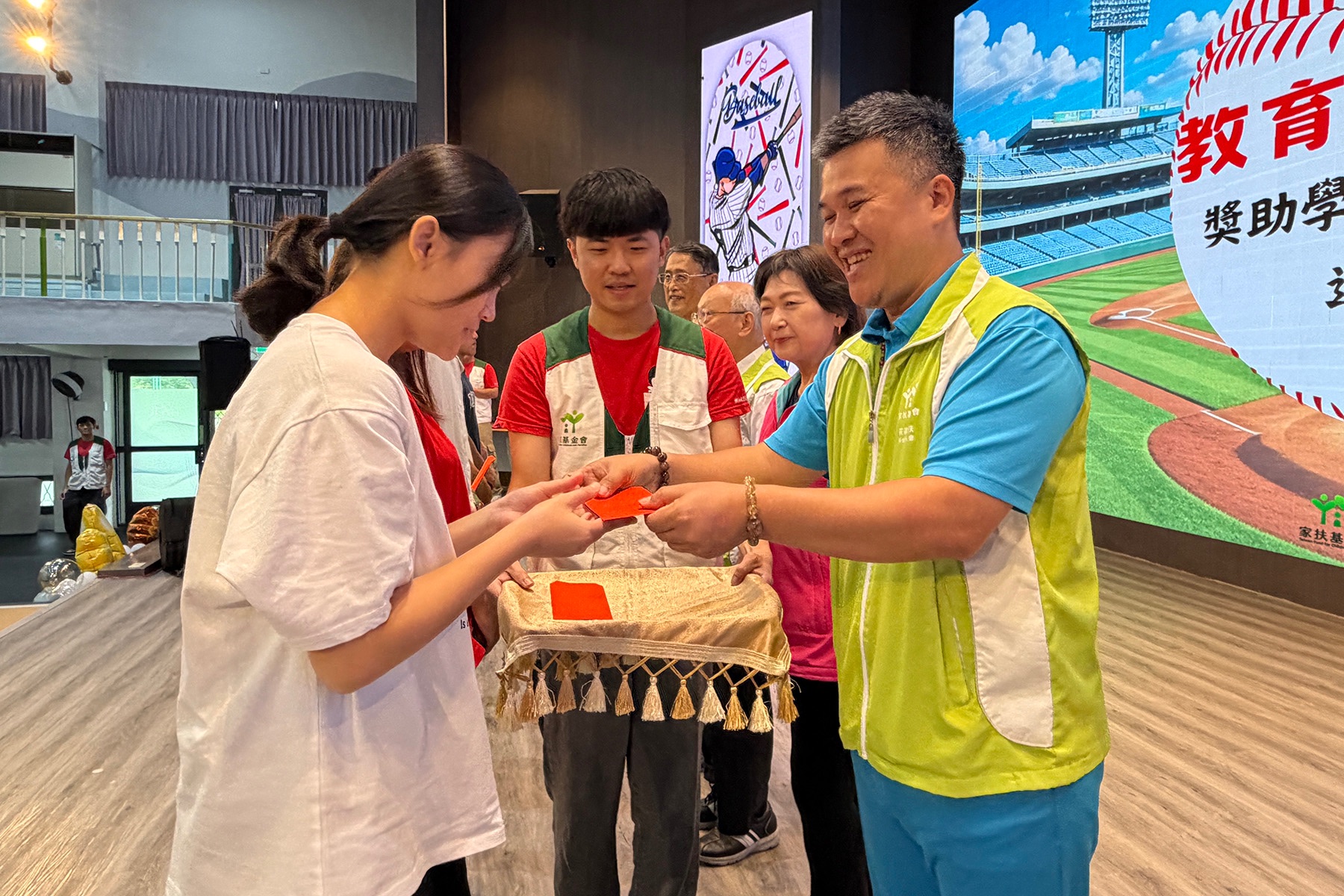 花蓮家扶為花蓮1200多位弱勢家庭學子頒發獎助學金