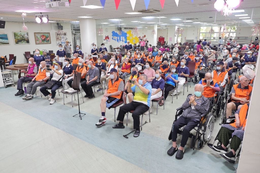 志工們不僅用手藝關照長者的外在修容,更用音樂、舞蹈與如親人般的溫暖陪伴撫慰了長者的心靈,讓愛與善的種子在板橋榮家持續深耕發芽。