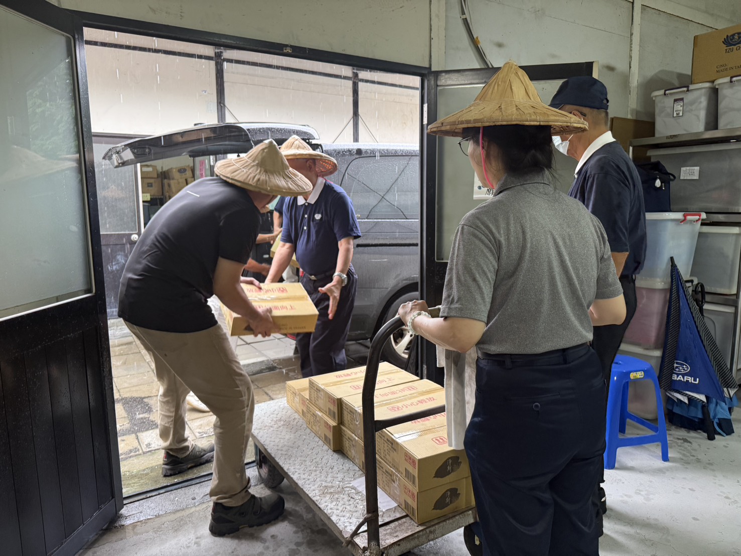 慈濟屏東團隊緊密掌握水情變化的同時，持續透過及時的物資支援、電話問候與溫暖陪伴，安撫鄉親的不安情緒，成為災民風雨中最堅實安定的依靠。