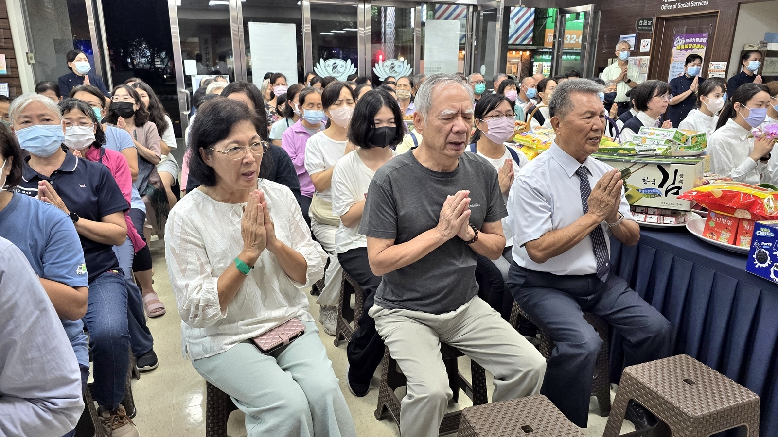 詹惠琴師姊手指受傷變形長達三、四年，到斗六慈濟醫院治療成功，歡喜參加七月吉祥祈福會。