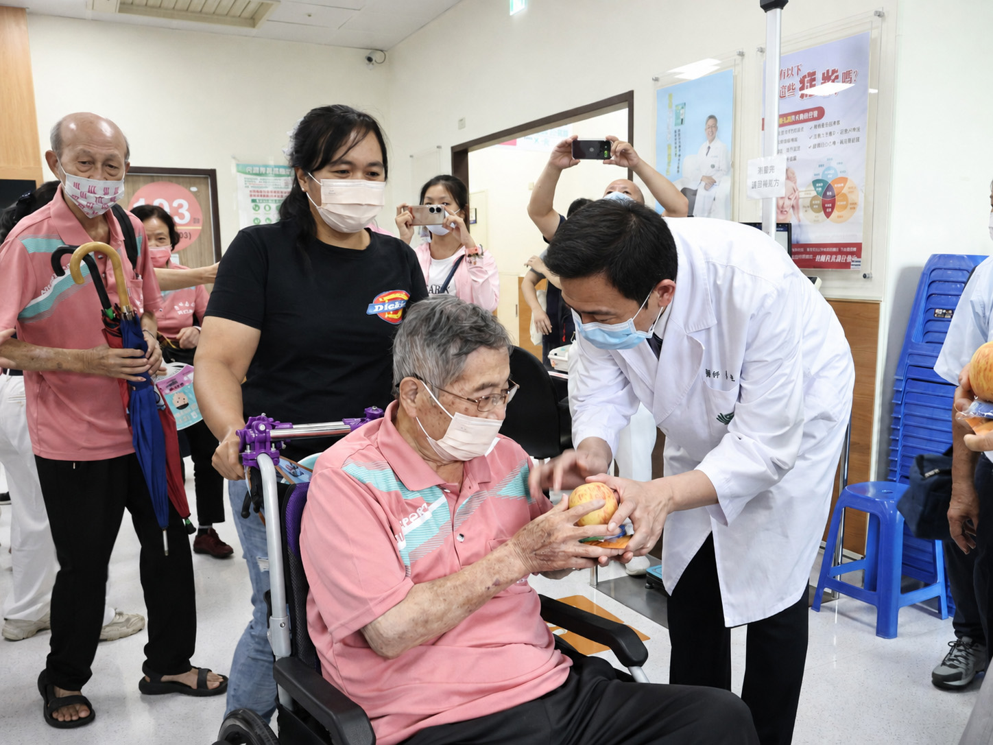 祈福會活動後，由蔡任弼醫師分送象徵平安的蘋果給予祝福。