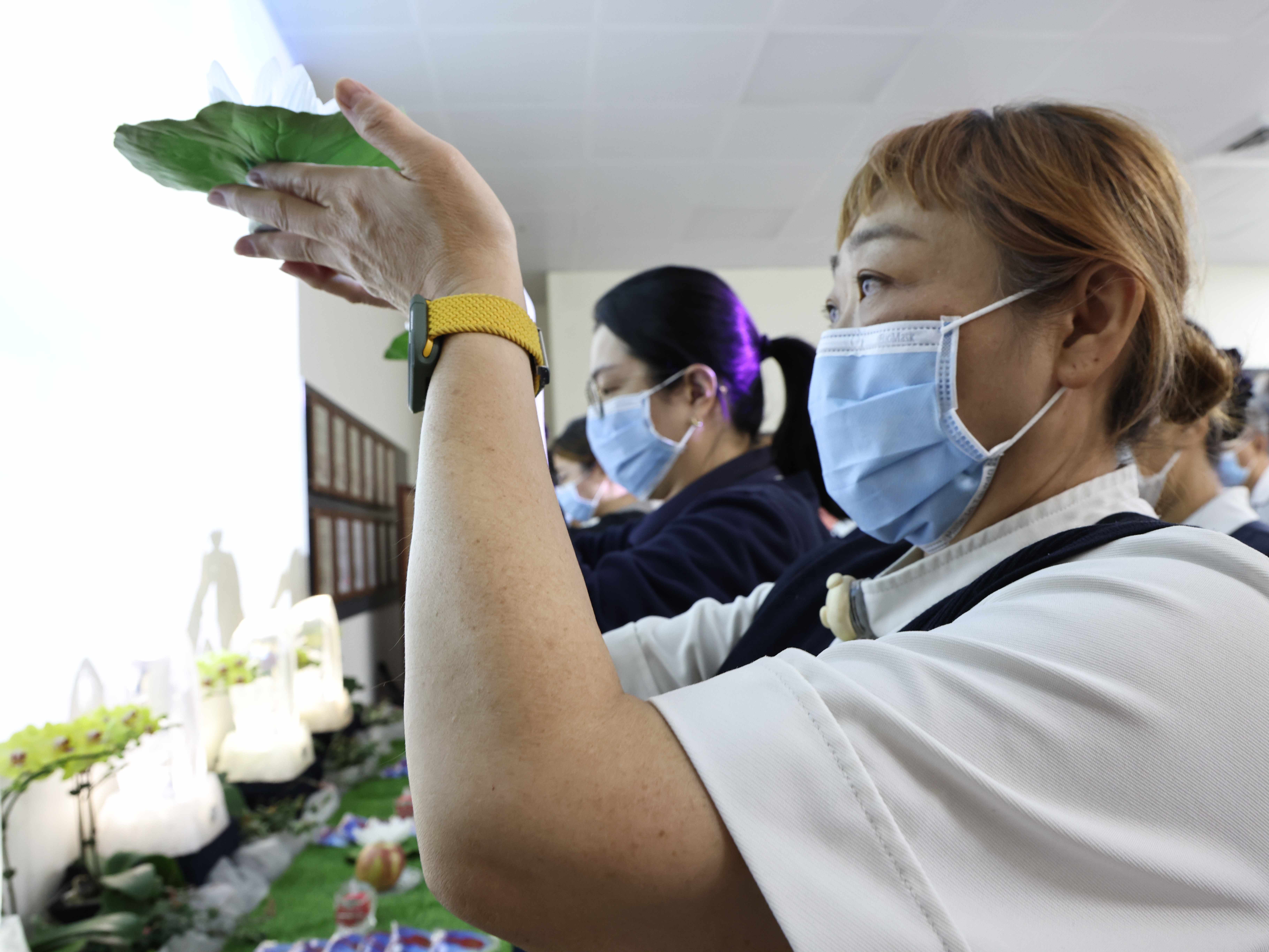 個案管理師朱敏菁分享，醫療人員每天工作都會接觸病人，生老病死也是醫療現場的一部分，因此更能感受健康與平安的珍貴。透過七月吉祥月祈福會，不僅為病人祈福，也為醫護同仁及家人獻上祝福。