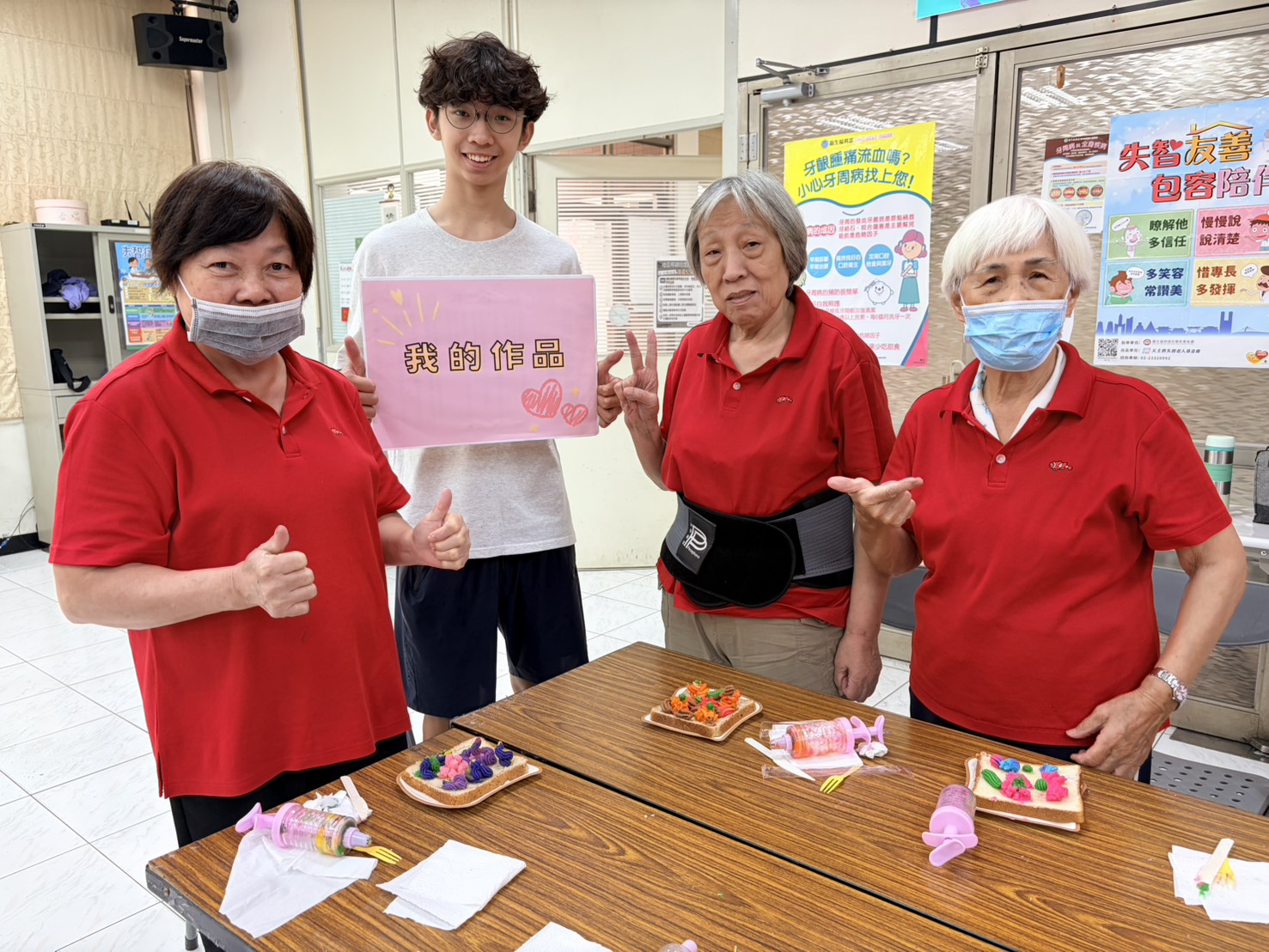 參與者展示甜點手作成果，感受閱讀、創作與交流的樂趣