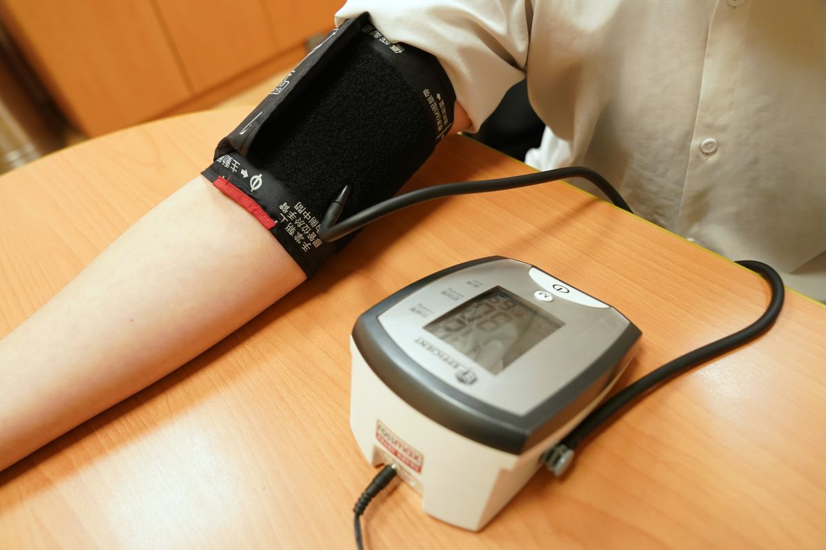 劉冠良醫師表示，除了建立健康的生活與飲食習慣外，民眾應定期量測血壓、及早發現異常。