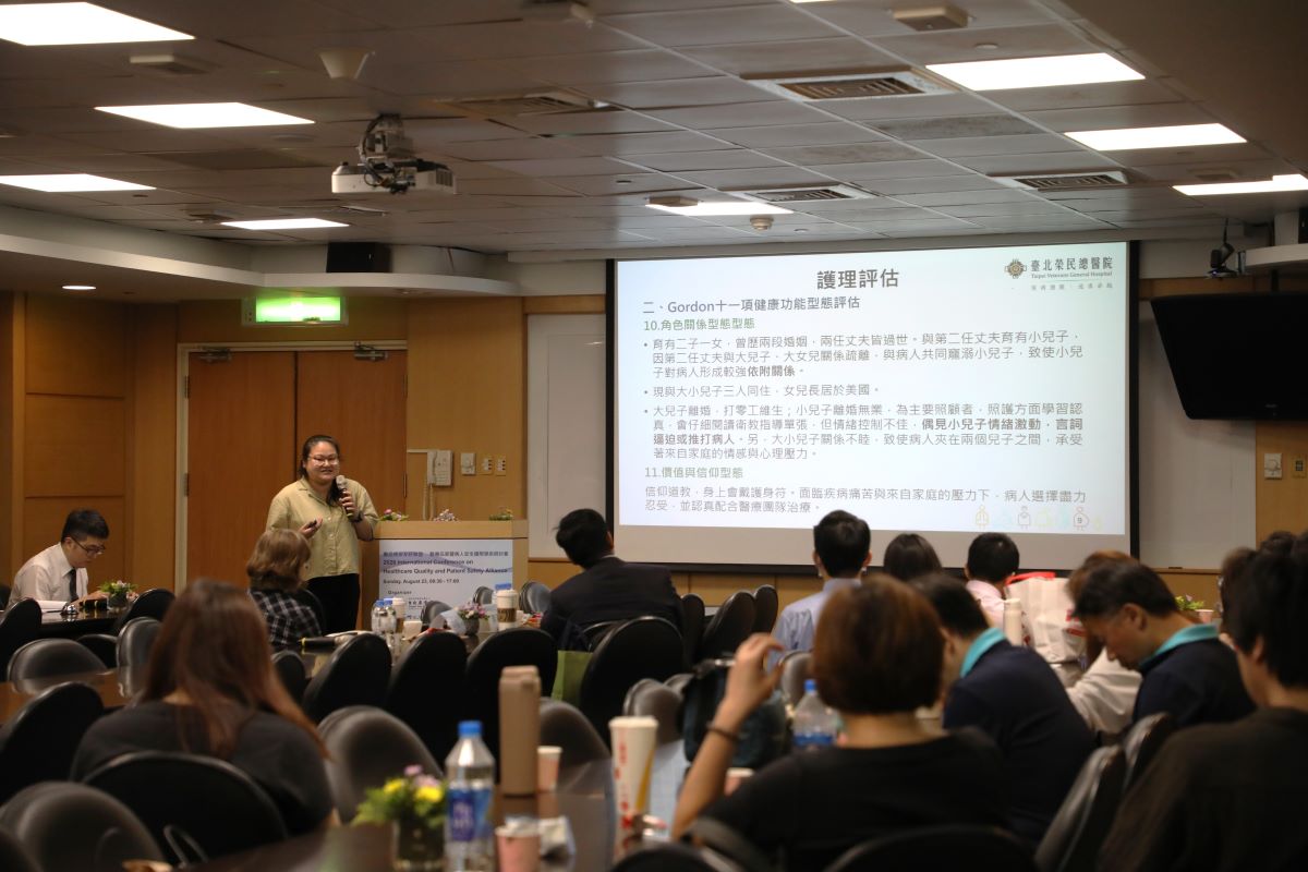 次會場同步舉辦口頭發表會，14組來自各醫院的團隊分享醫品病安改善成果並接受評比。