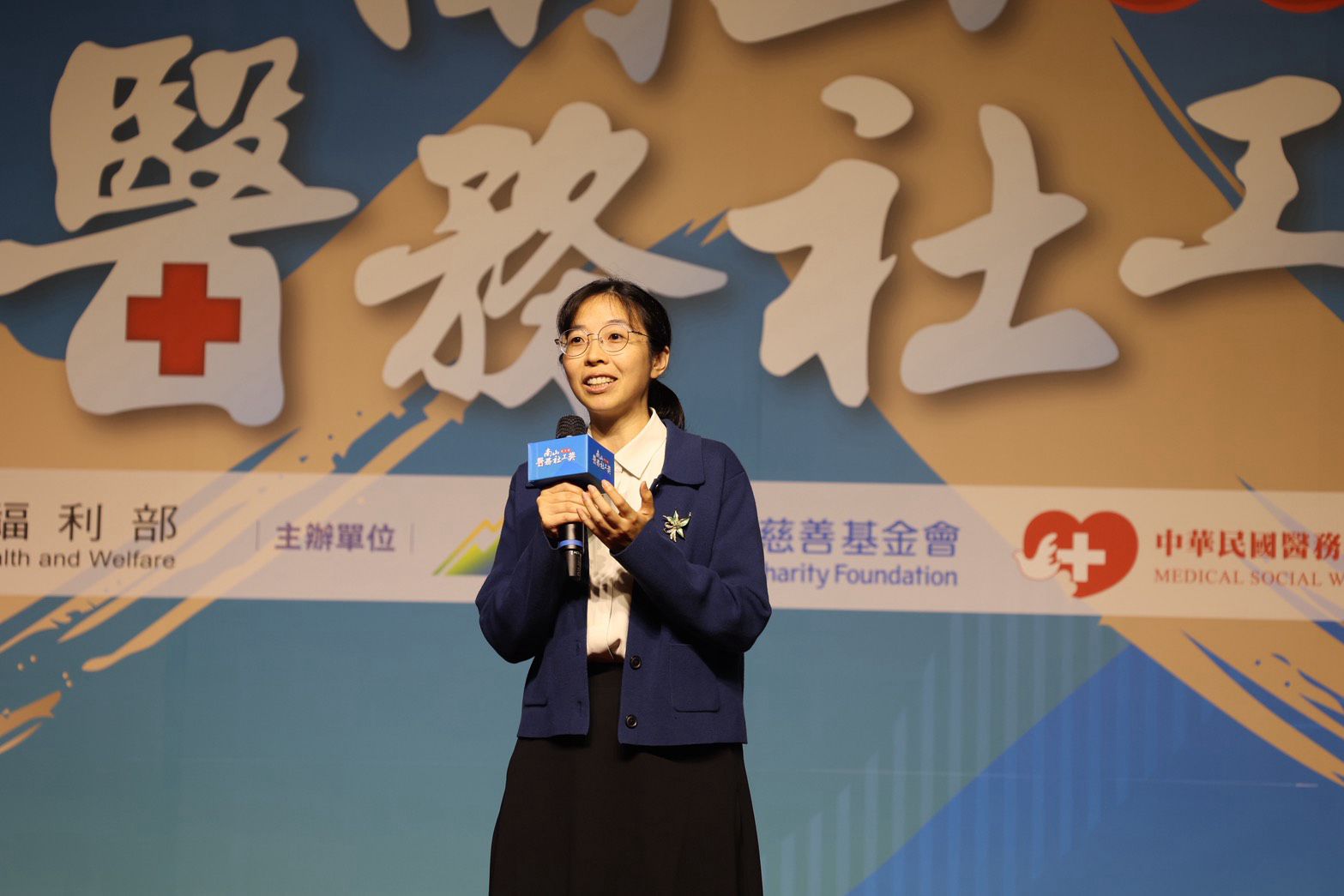 花蓮慈濟醫院醫務祕書吳雅汝醫師擔任頒獎介紹人,他感謝卓依蒨醫務社工師,在高壓的重症醫療歷程裡,不但接住了病人和家屬,也接住了所有醫護同仁。兩人緊緊擁抱。