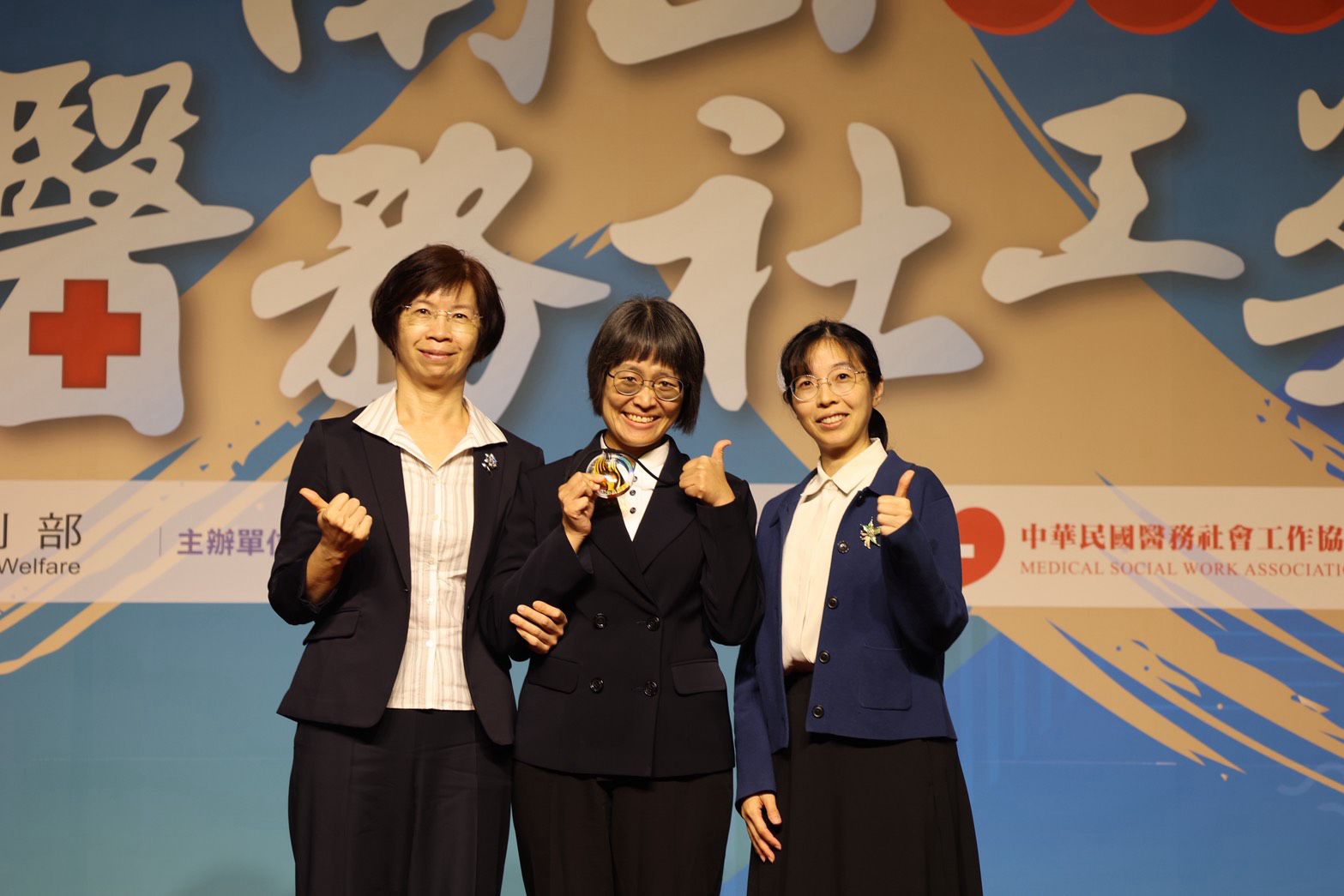 看到花東地理偏遠、經濟弱勢的醫療可近性不足、高齡化及社會系統薄弱,在急重症現場,卓依蒨(中)加強「重症弱勢善終守護」,獲得第九屆南山醫務社工個人優秀獎,由醫務社會工作協會理事長宋賢怡(左)頒獎。