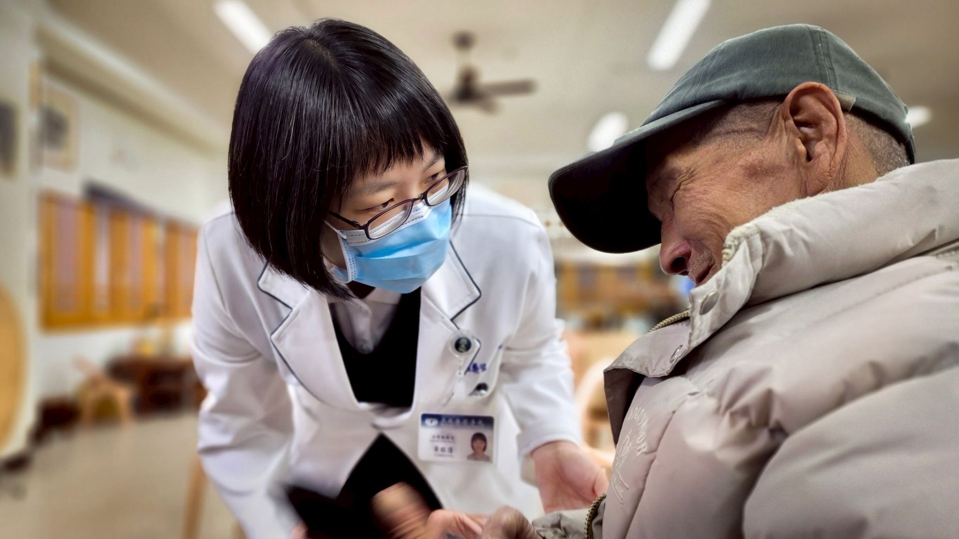 卓依蒨長期在東部偏鄉陪伴重症病患家屬,為弱勢善終圓滿生命,她認為自己的工作不只是解決問題,而是建立一張接住生命的安全網,溫柔接住每一個需要幫助的人。