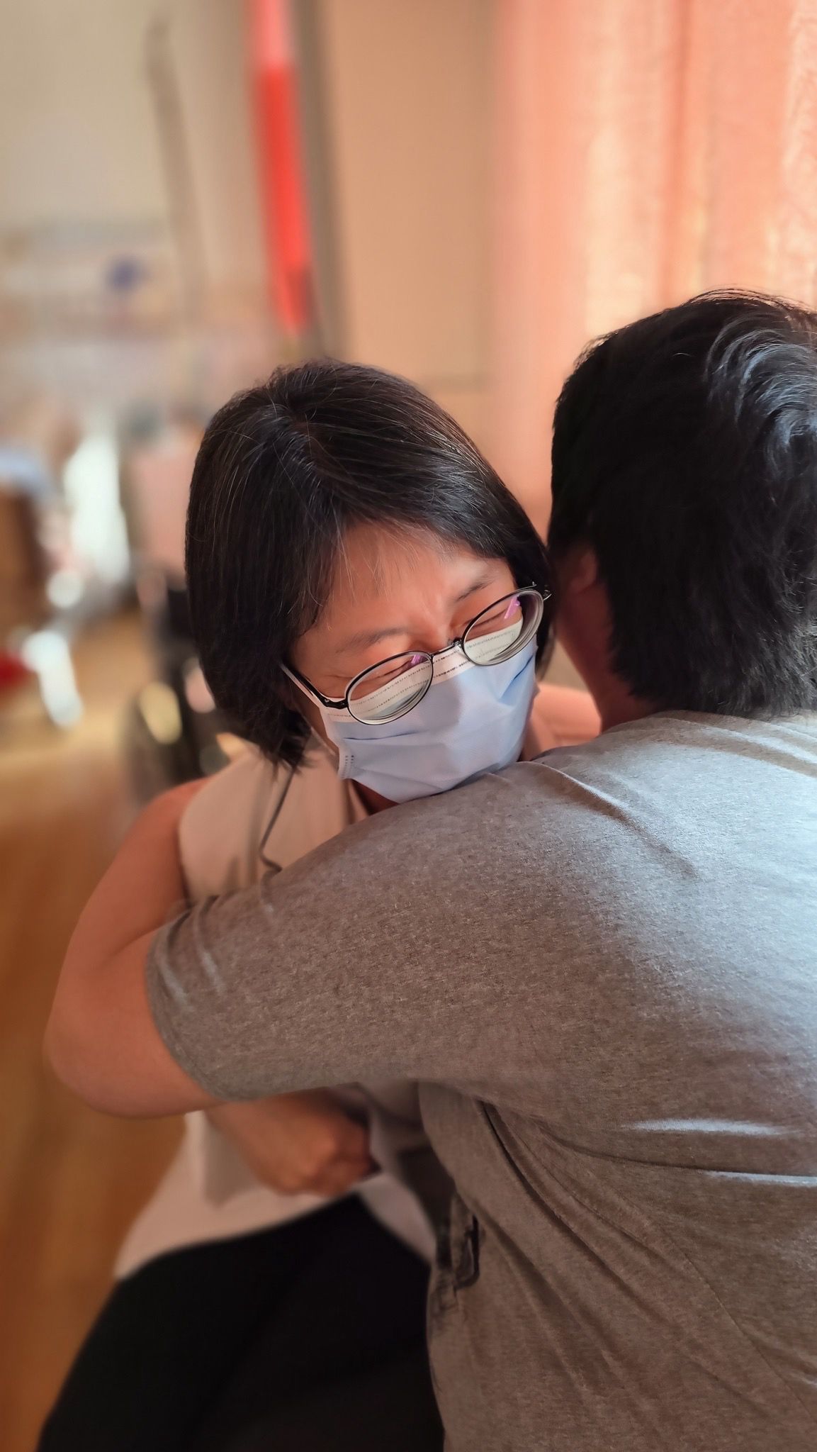 卓依蒨長期在東部偏鄉陪伴重症病患家屬,為弱勢善終圓滿生命,她認為自己的工作不只是解決問題,而是建立一張接住生命的安全網,溫柔接住每一個需要幫助的人。