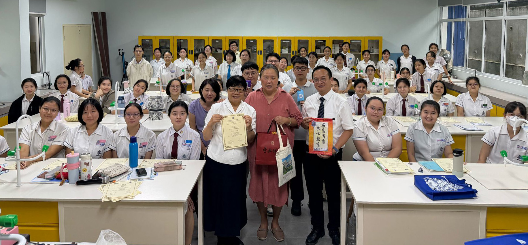 從桌遊到實驗 慈大赴馬辦公衛營播下健康種子