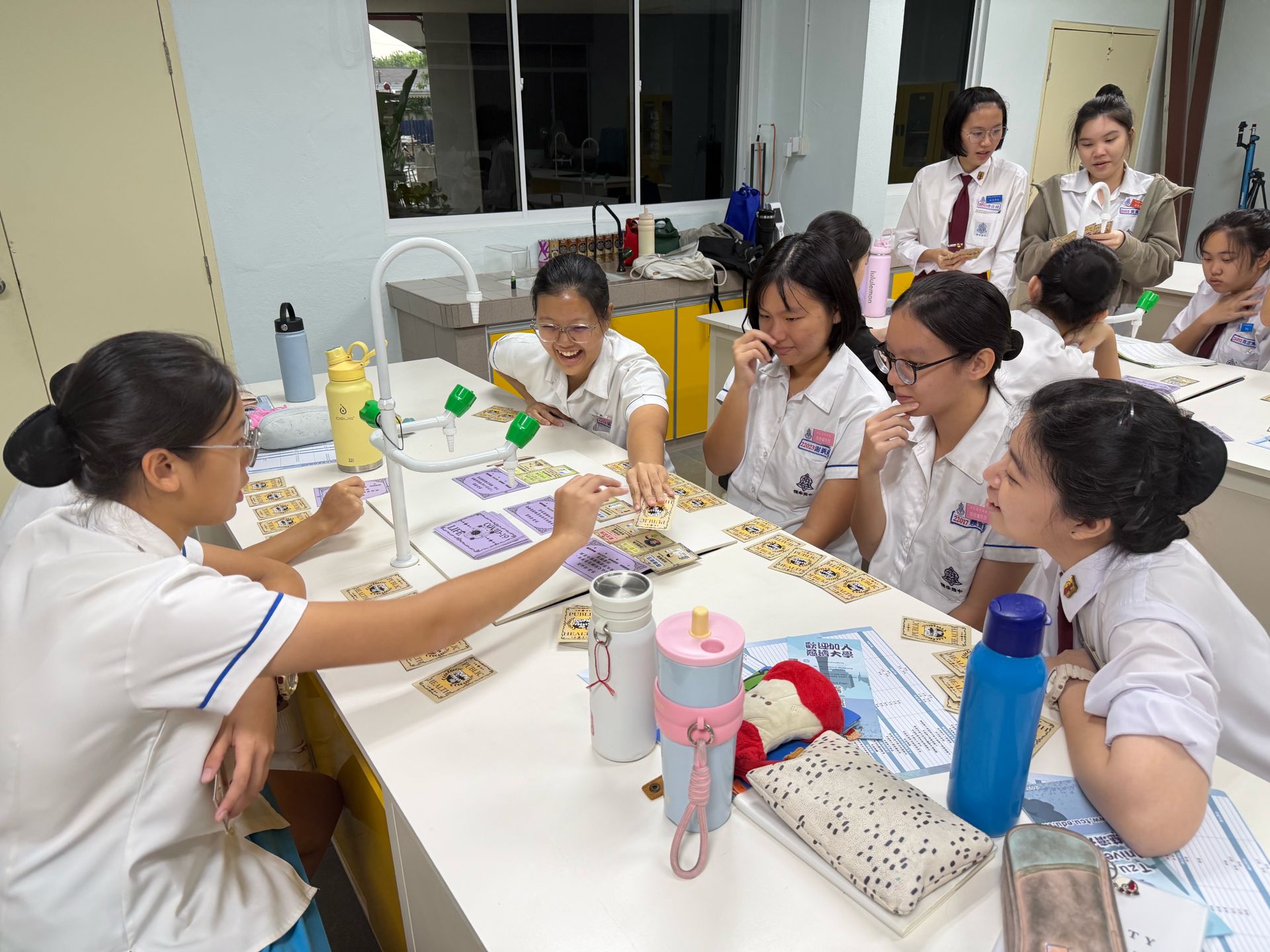 華女子獨立中學的同學們透過趣味桌遊的學習方式,讓大家能專注學習公共衛生、環境保