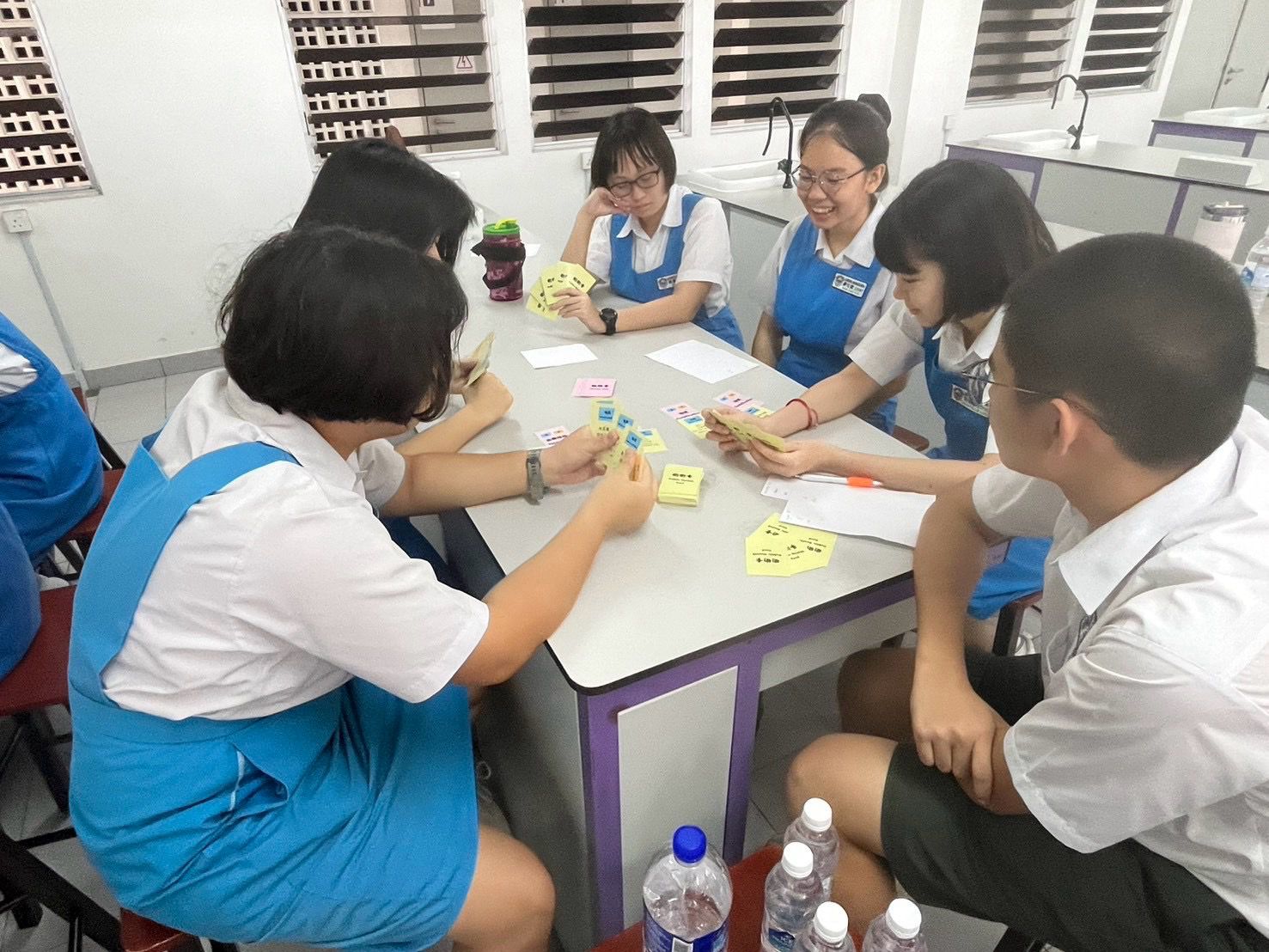 大山腳日新國中的同學們藉由趣味桌遊的方式讓大家專注學習生統流病及衛生政策等相關
