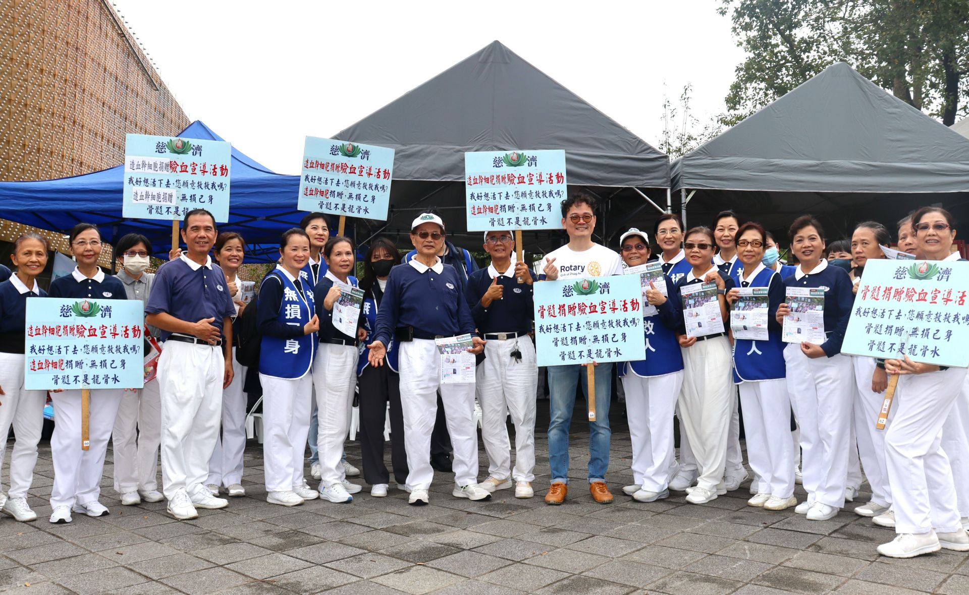 在亞太永續行動獎評選中,慈濟骨髓幹細胞中心以「SDG 03-挽袖成光:慈濟骨髓造血幹細胞捐贈的生命救援與全球影響力」榮獲銀獎。慈濟骨髓資料庫自1993年成立以來,秉持證嚴法師「尊重生命、搶救生命」的發願,建構出「醫療配對 × 志工陪伴 × 慈善支持 × 全球合作」的生命救援模式。