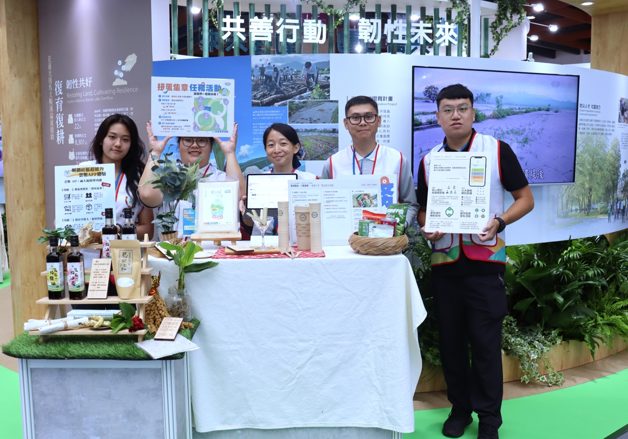 為厚植土地長期抗災力,慈濟大學USR計畫攜手在地農友走進田間,發展兼具防風、保水、固碳與排水韌性的多層次「食物森林」,並導入「大生素」技術將農業資材轉化以改良受污泥覆蓋的農田土壤,帶動農地生機復育。