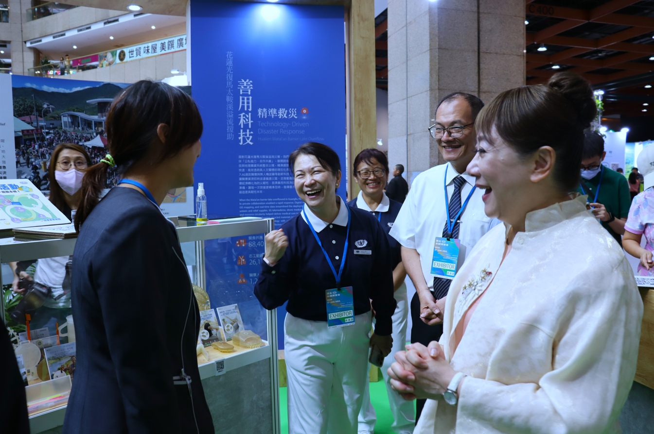 慈濟展區以「善用科技、精準救災」呈現花蓮光復馬太鞍溪溢流援助成果與醫療廢棄物再生技術。