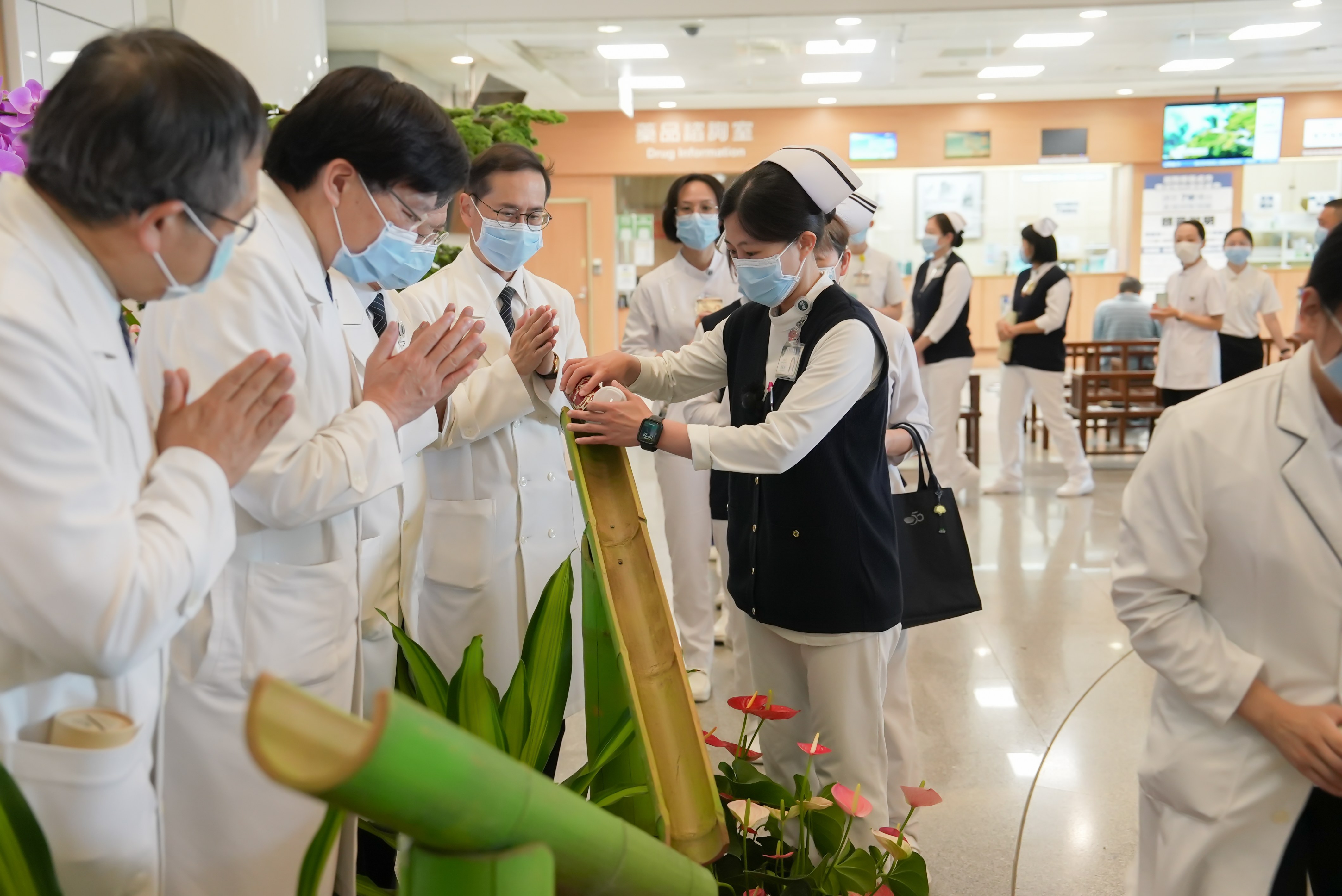 醫院同仁在趙有誠院長的帶領下，用行動祝福災民早日重建家園。