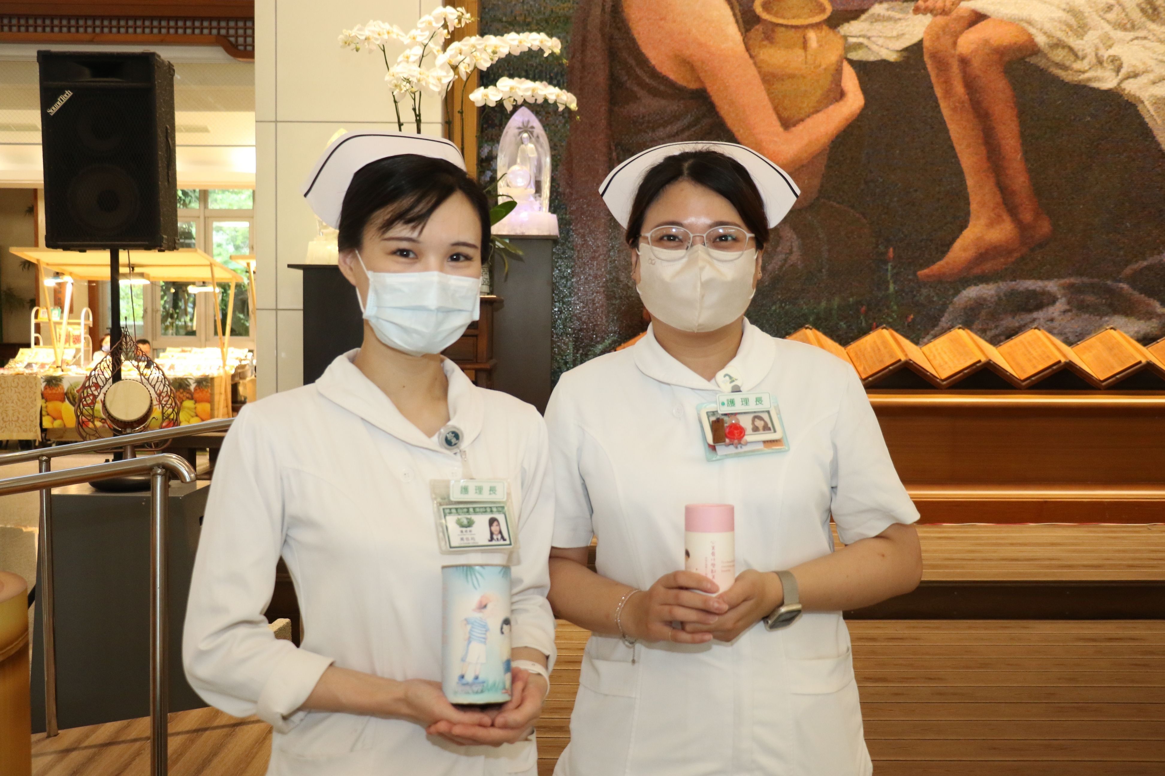 6A護理長柯渝菱（右）與7A護理長周侶均（左）兩人也帶竹筒來獻愛心。