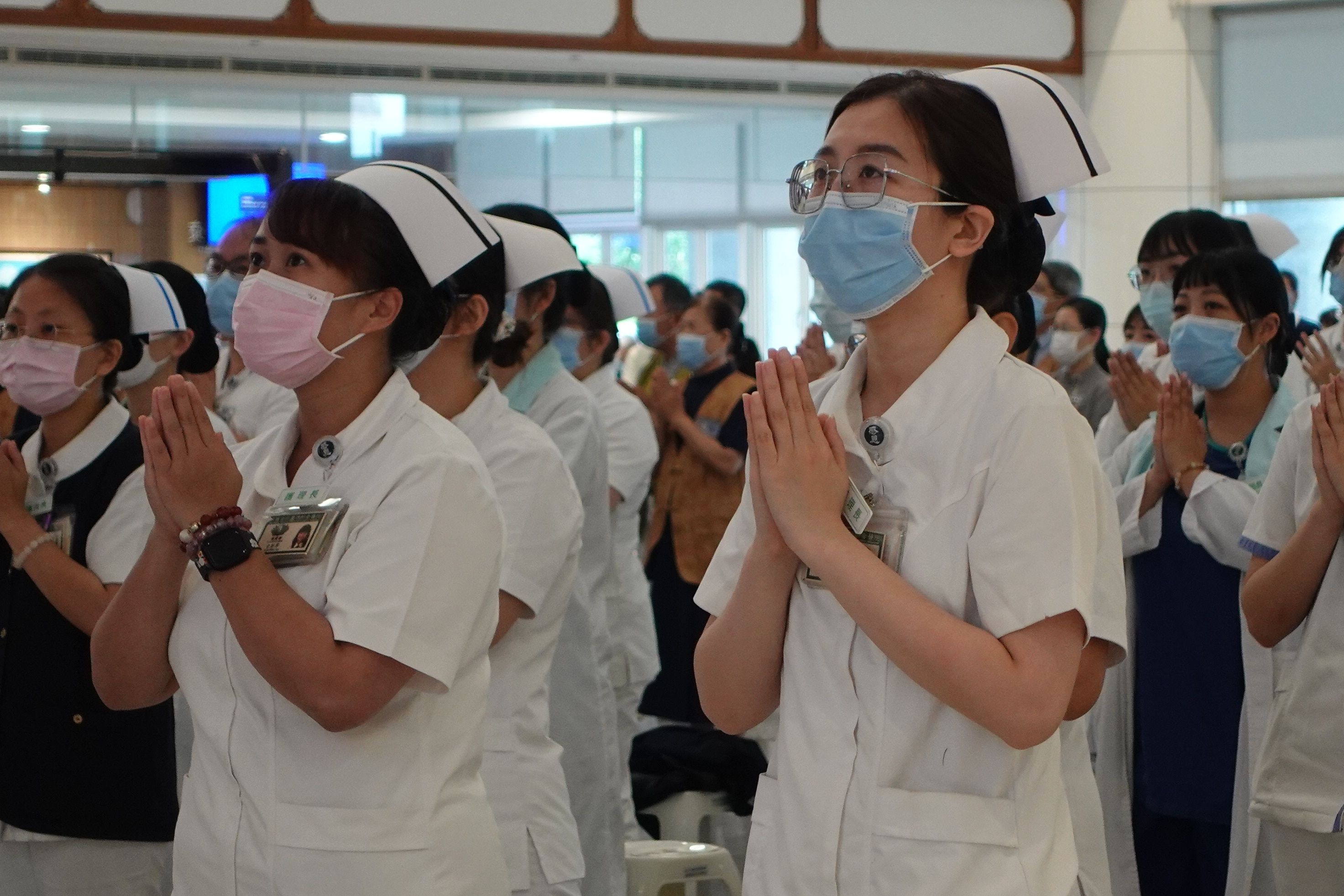 9A護理長簡曉惠（右一）感嘆面對極端氣候，需要戒慎虔誠面對及保護大自然。
