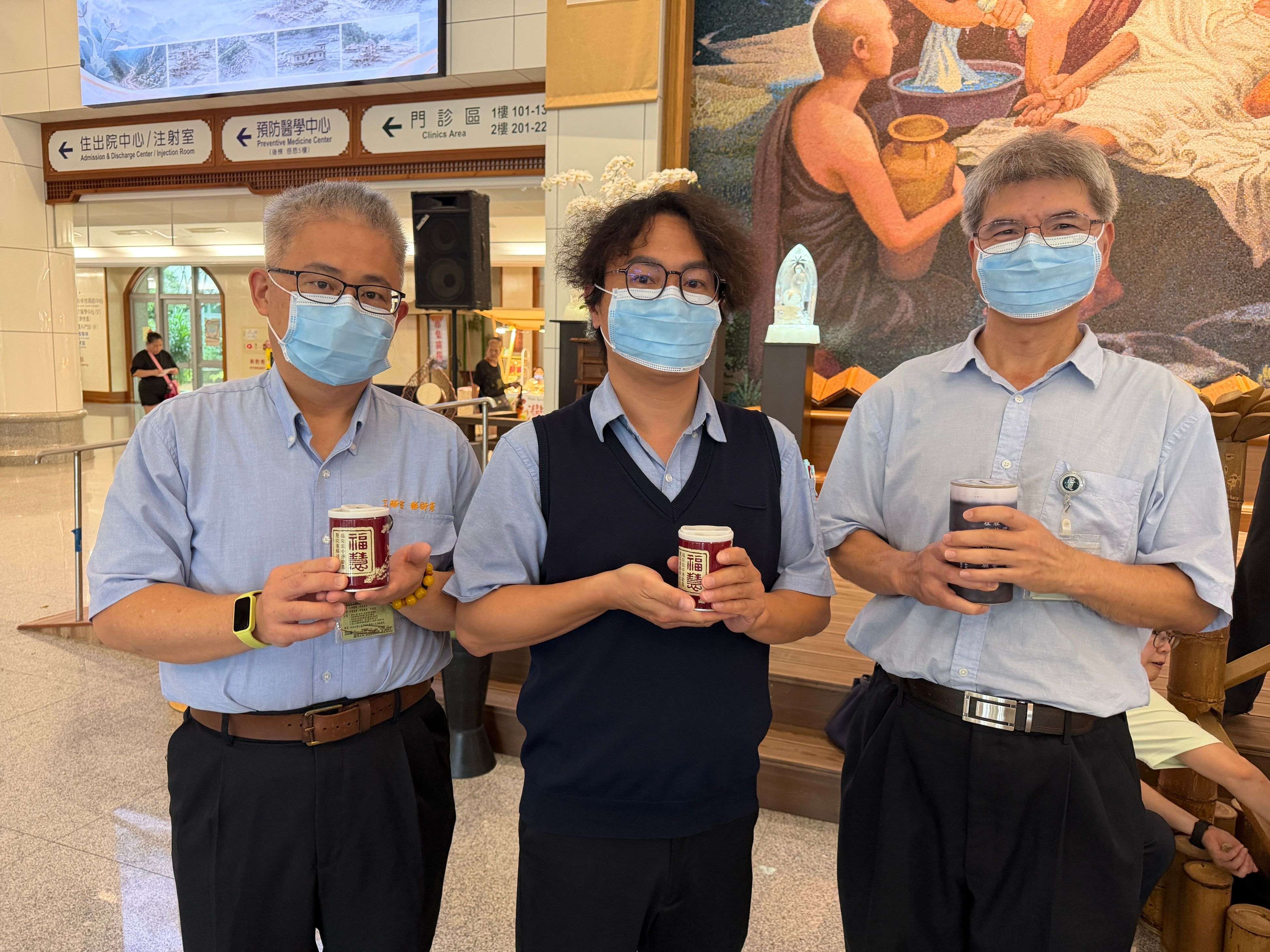 工務室醫工組彭舒彥（左）、高振凱（中）、張碧雄三位同仁也帶來竹筒獻愛。